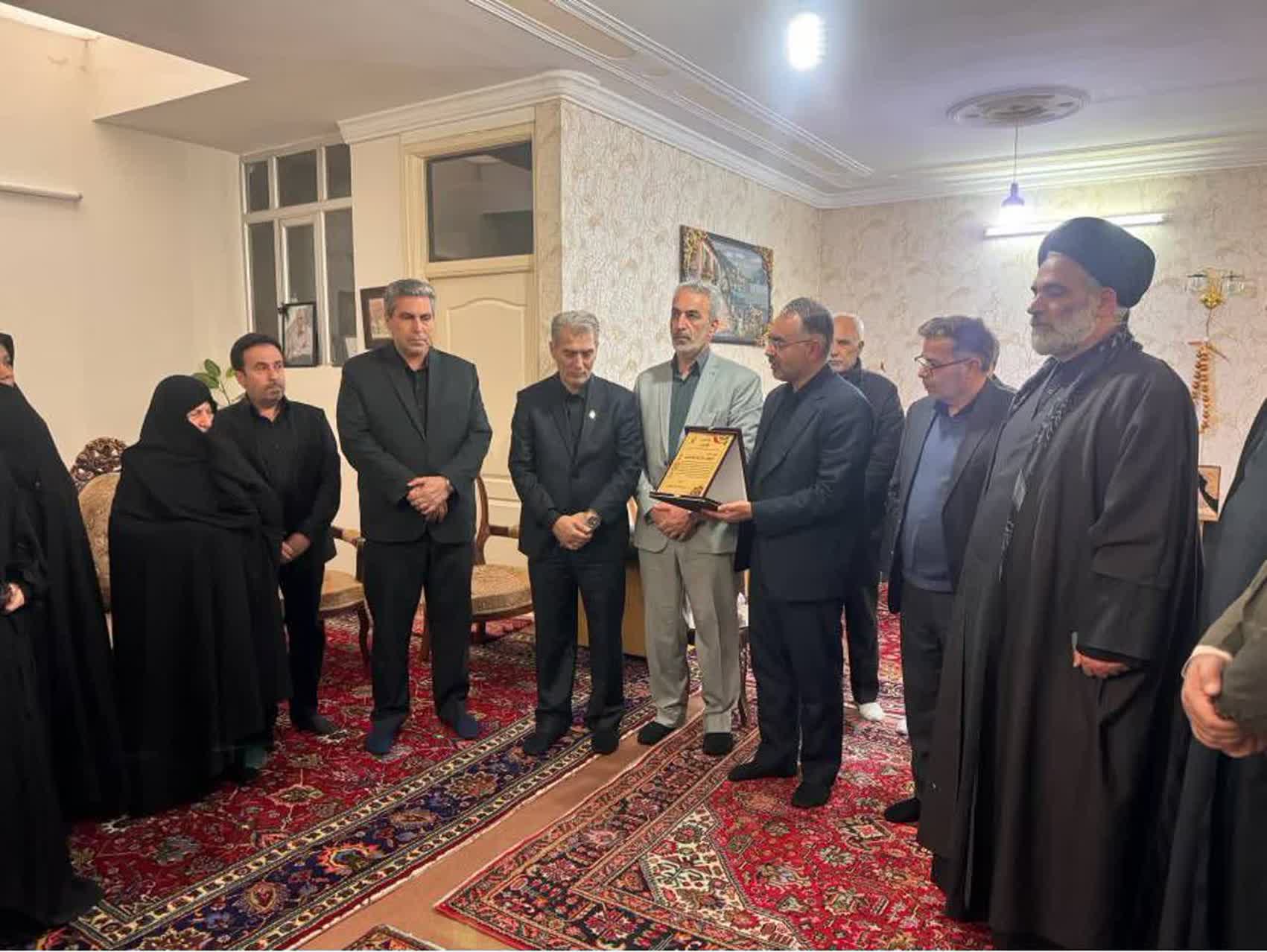 ادای احترام به مقام شامخ شهدا در سلماس؛ فرماندار و معاون استاندار با خانواده‌های معظم ایثارگران دیدار کردند ‌