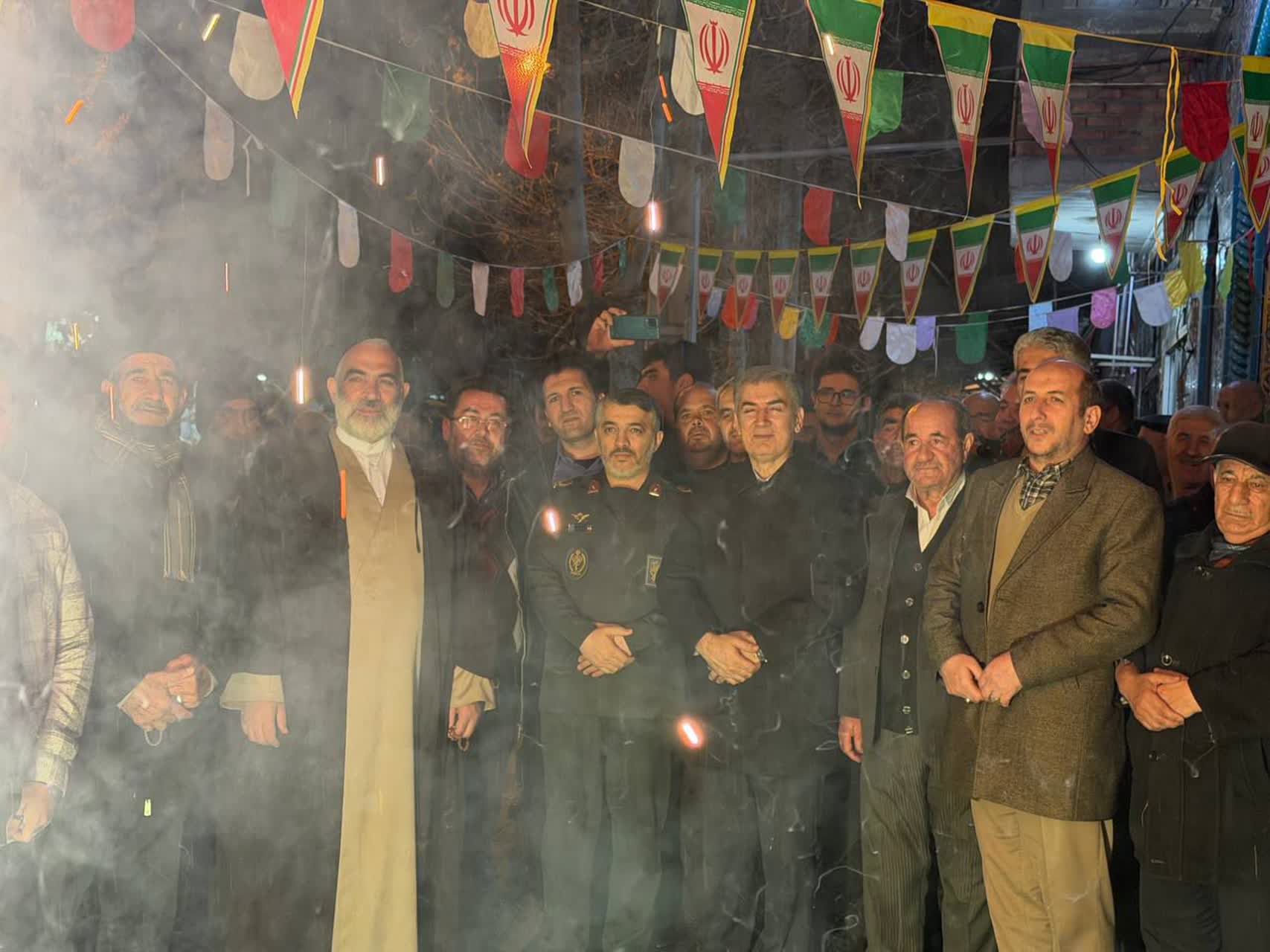 جشن و مراسم نورافشانی نمازگزاران مسجد جامع به مناسبت آغاز دهه مبارک فجر انقلاب اسلامی با حضور جمعی از مسئولان شهرستانی برگزار شد.