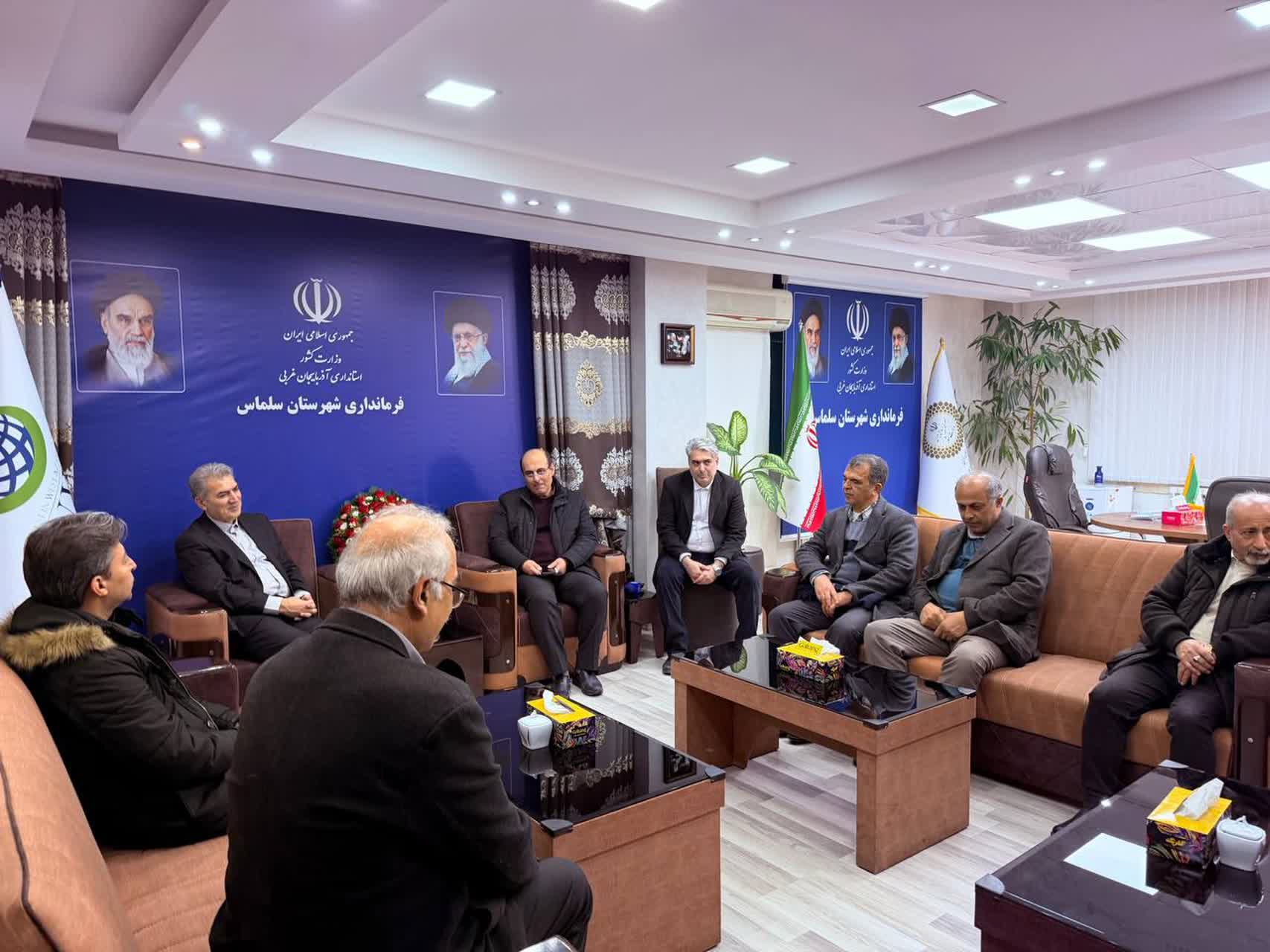 اعضای نظام پزشکی شهرستان سلماس با فرماندار این شهرستان دیدار و درباره مسائل و چالش‌های حوزه سلامت و درمان گفت‌وگو کردند.