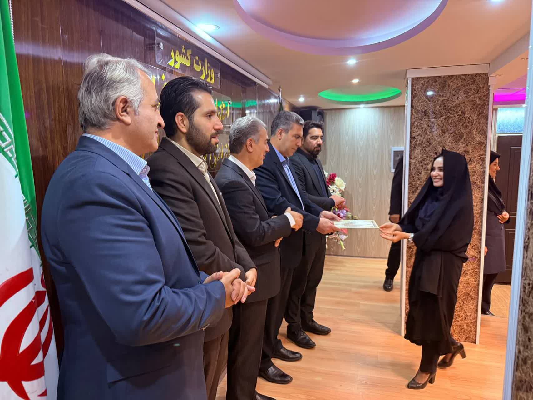 آیین تجلیل از بانوان شاغل در مجموعه وزارت کشور در شهرستان سلماس