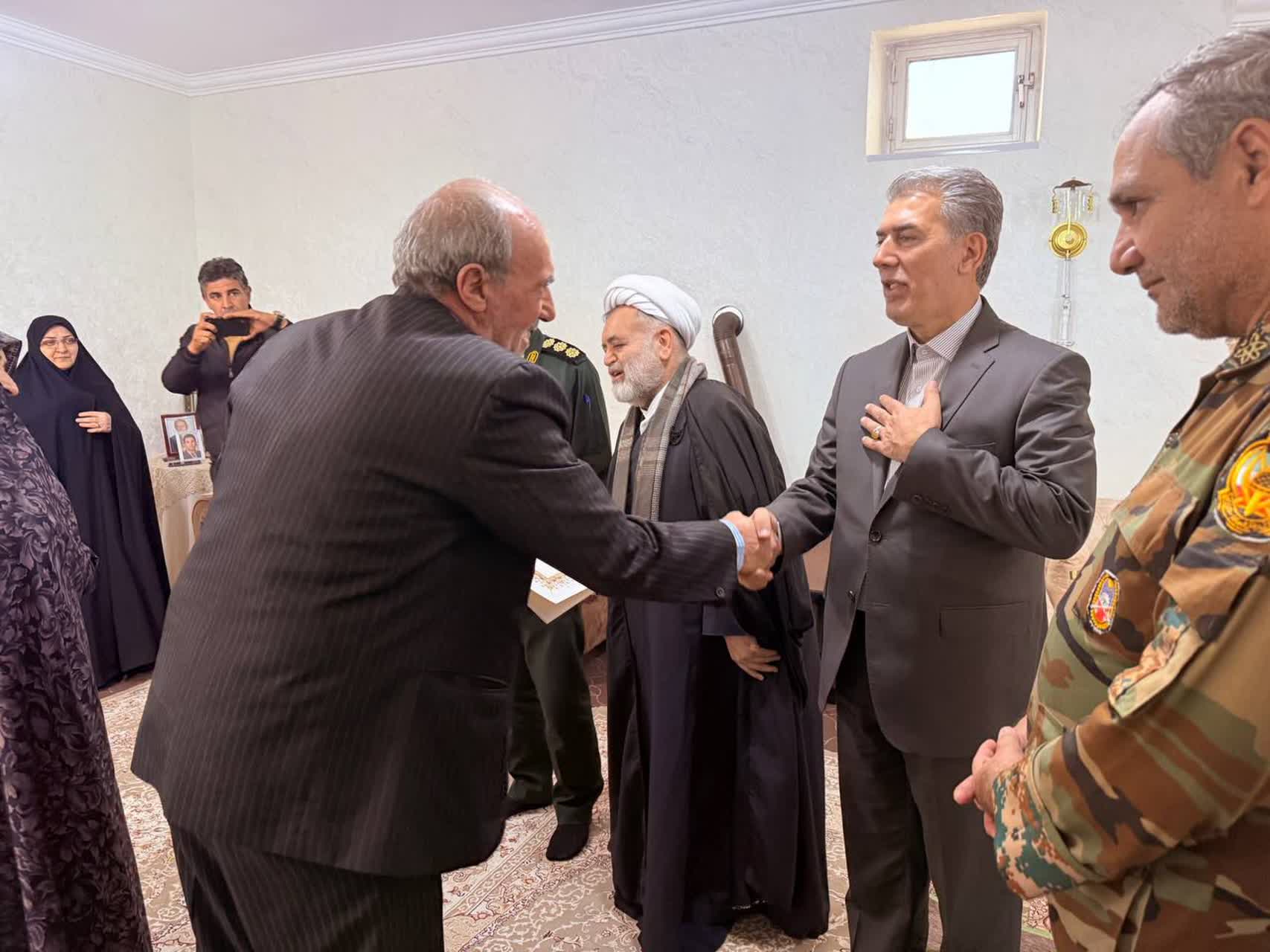 🌷دیدار فرماندار شهرستان سلماس و مشاور استاندار در امور ایثارگران با خانواده معزز شهدا