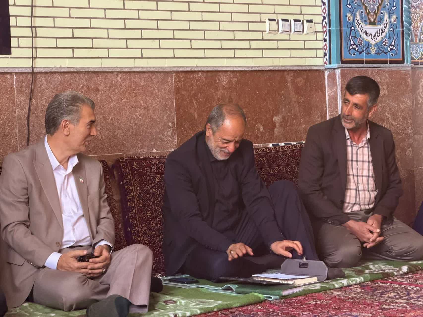 فرماندار شهرستان سلماس به همراه نماینده مردم شریف این شهرستان در مجلس شورای اسلامی با حضور در پنج روستای بخش مرکزی، از نزدیک در جریان مسائل و مشکلات اهالی قرار گرفتند.