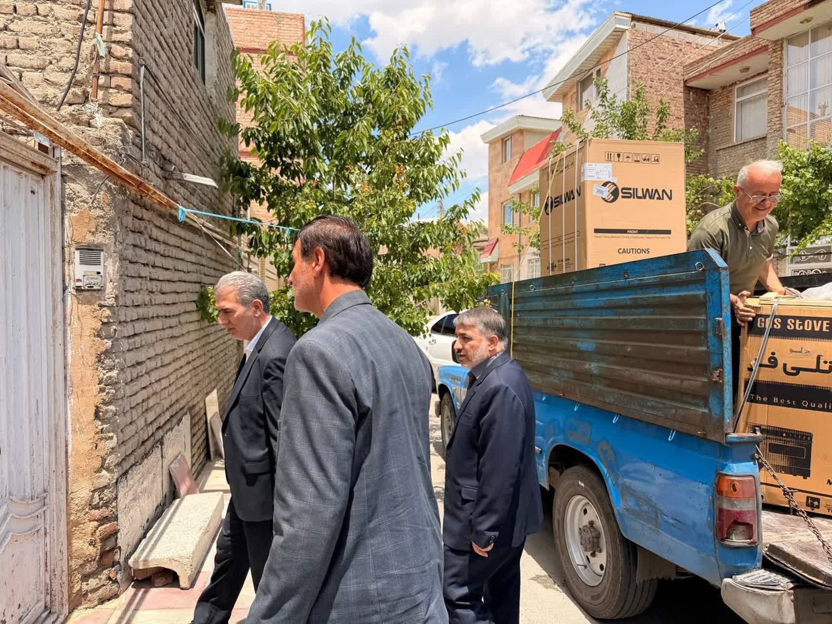 با حضور امام جمعه، فرماندار، فرمانده سپاه و رئیس کمیته امداد شهرستان سلماس لوازم خانگی مورد نیاز چهار خانوار آسیبدیده از جنگ که منازل آنان در پی حمله رژیم صهیونیستی و آمریکا به مناطق مسکونی این شهرست
