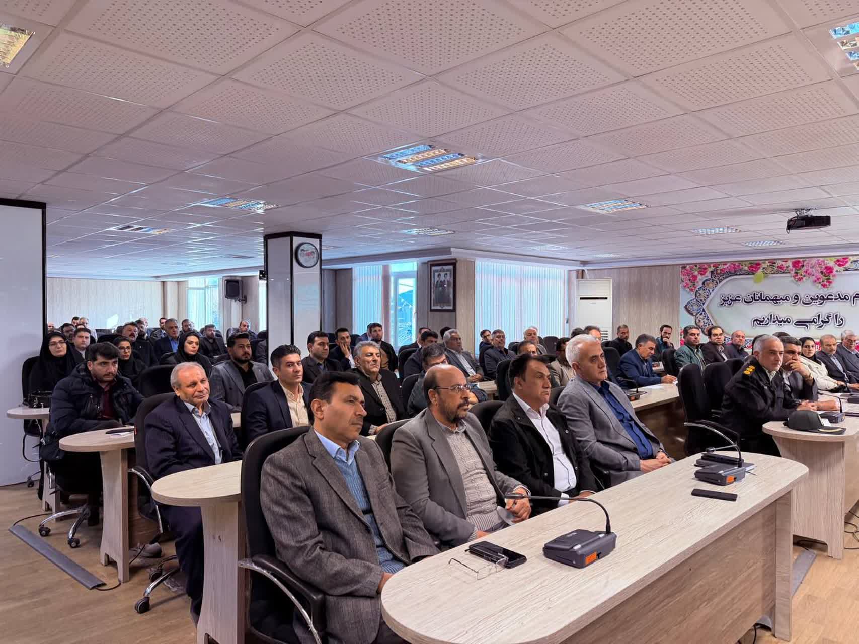 🔹 جلسه توجیهی نامزدهای انتخابات هفتمین دوره شوراهای اسلامی شهرهای سلماس و تازهشهر به ریاست علائی فرماندار شهرستان سلماس و با حضور دادستان عمومی و انقلاب، اعضای هیأت اجرایی و هیأت نظارت در سالن شهید