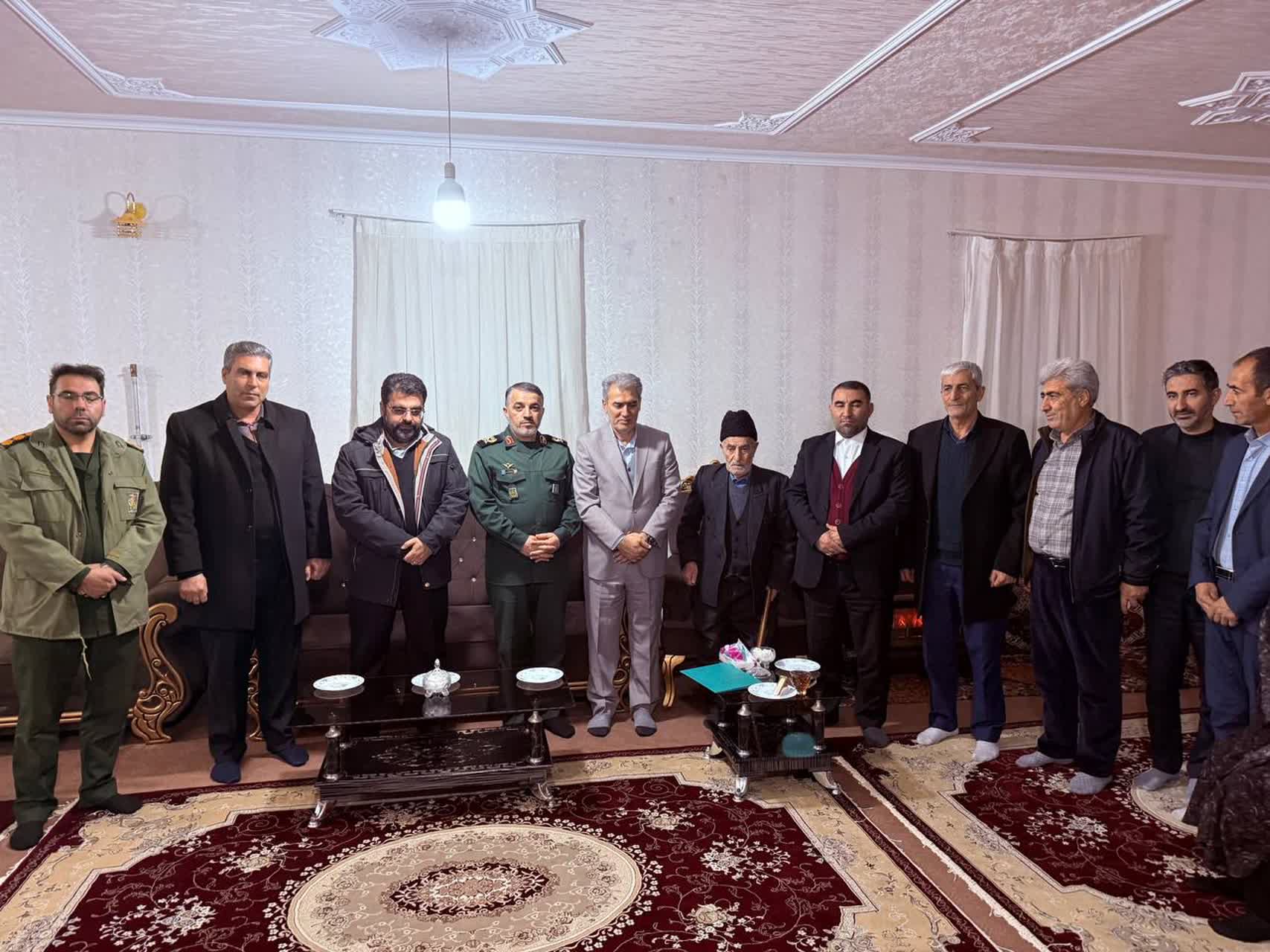 دیدار فرماندار و اعضای شورای تأمین شهرستان سلماس با جانباز سرافراز محمد کرمی قرهقشلاقی