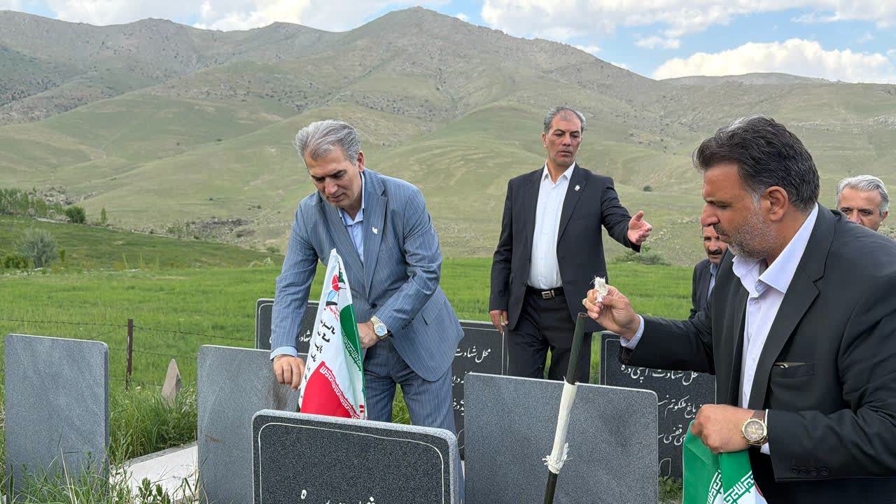 فرماندار شهرستان سلماس با حضور در گلزار شهدای روستای دلزی مرکز دهستان شپیران از توابع بخش کوهسار به مقام شامخ شهدای این روستای شهیدپرور ادای احترام کرد.