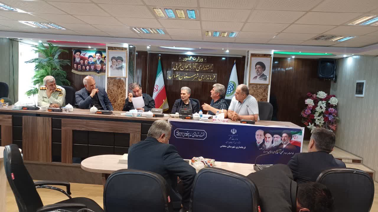 استاندار آذربایجانغربی در سلماس پای صحبتهای مردم نشست
