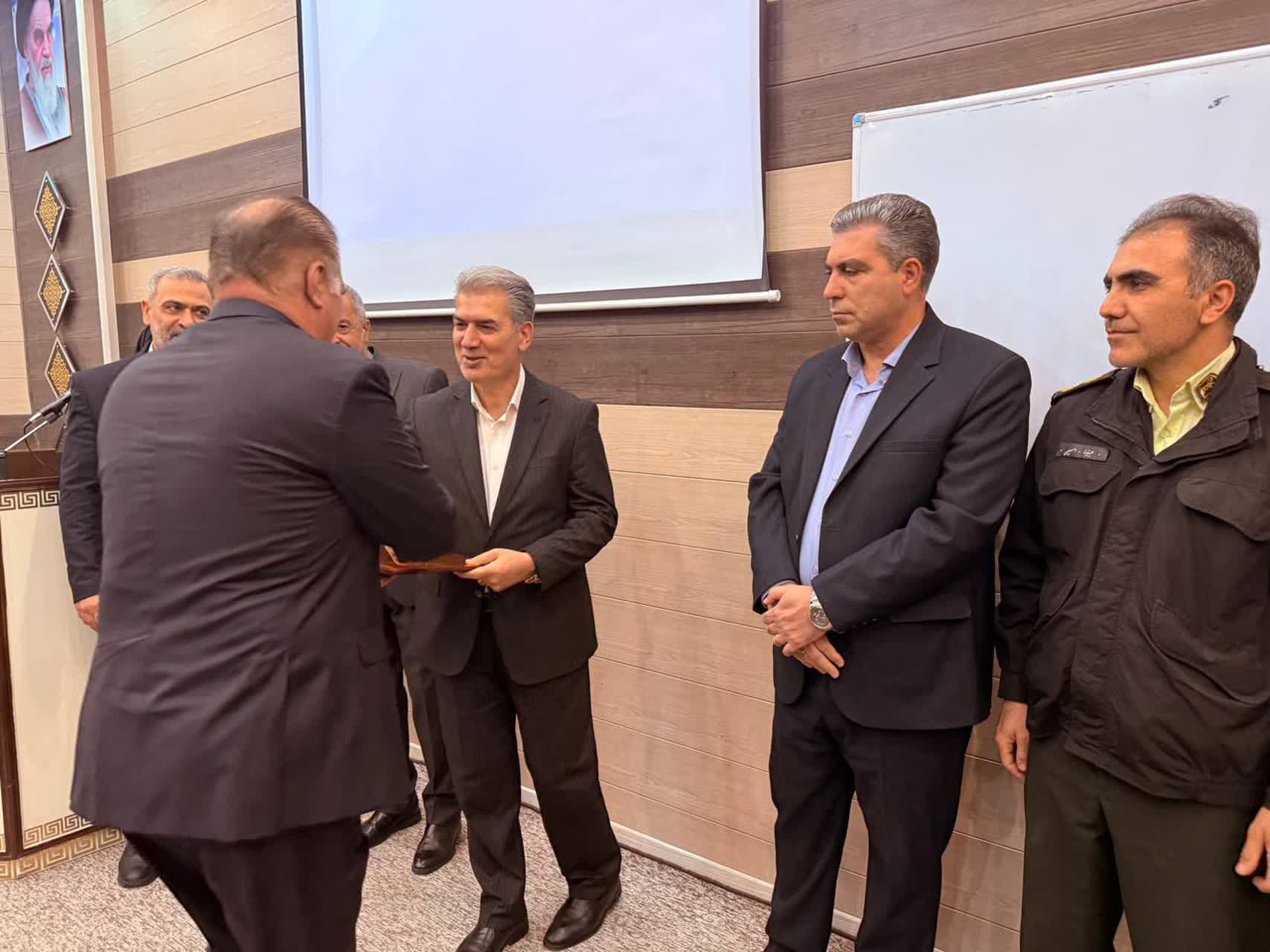 ⭕️ آیین تودیع و معارفه رئیس بیمارستان خاتمالانبیاء(ص) سلماس با حضور فرماندار شهرستان، نماینده مردم سلماس در مجلس شورای اسلامی و جمعی از مسئولین شهرستانی برگزار شد.