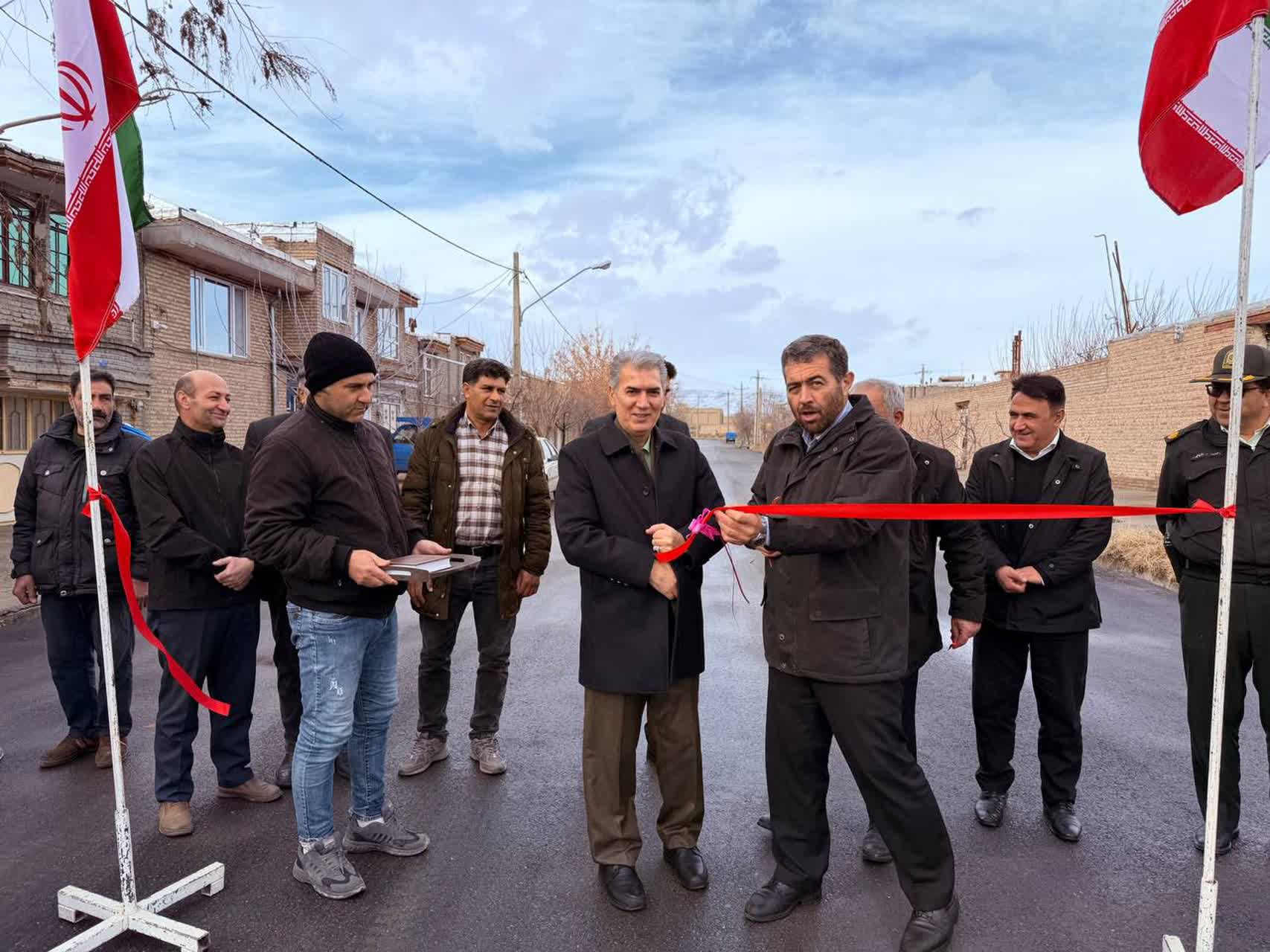 چهل و هفتمین فجر پیروزی🇮🇷  🔹به مناسبت دهه مبارک فجر انقلاب اسلامی پروژه‌های عمرانی شهرداری تازه‌شهر با حضور مسئولان شهرستانی افتتاح و به بهره‌برداری رسید.
