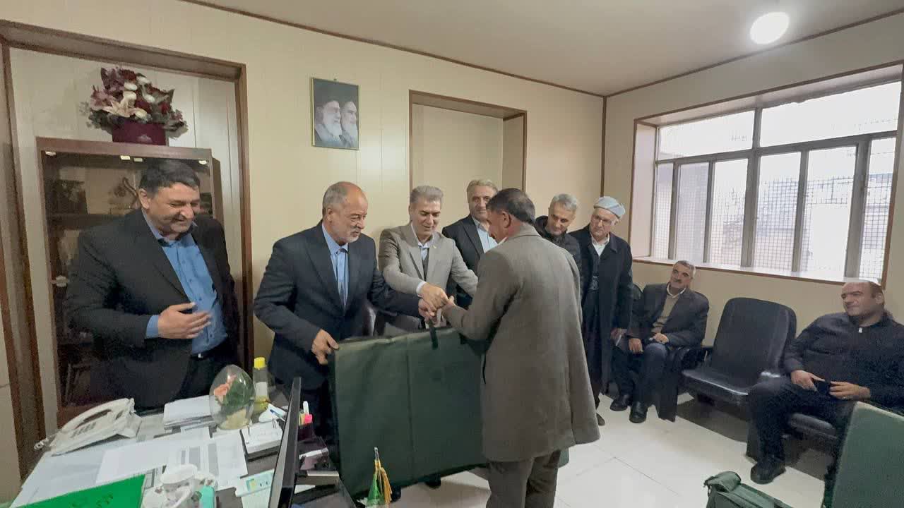 آیین تحویل و توزیع 30 دستگاه پنل خورشیدی امروز با حضور فرماندار شهرستان سلماس، نماینده مردم سلماس در مجلس شورای اسلامی و جمعی از مسئولان محلی برگزار شد