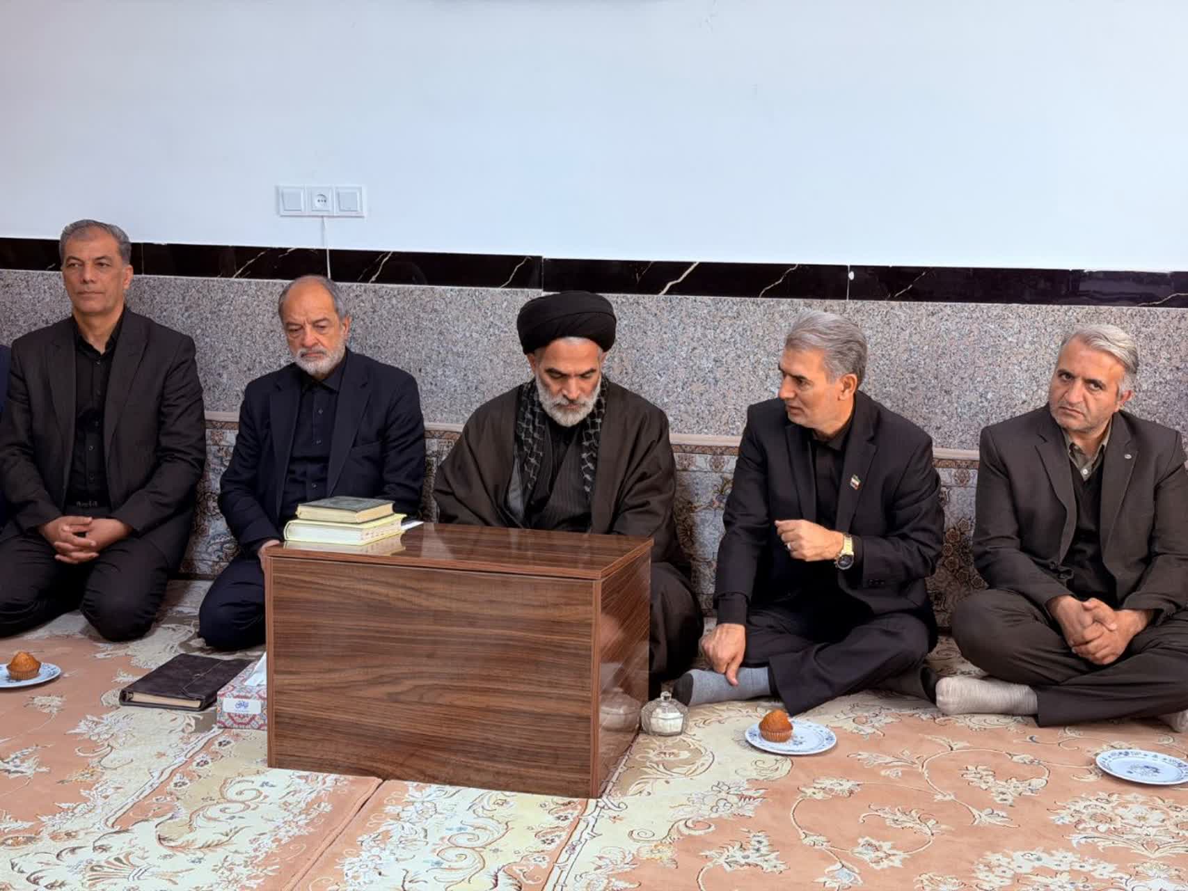 دیدار فرماندار، نماینده مردم سلماس در مجلس شورای اسلامی و اعضای شورای اداری با نماینده ولی‌فقیه و امام جمعه سلماس برگزار شد.