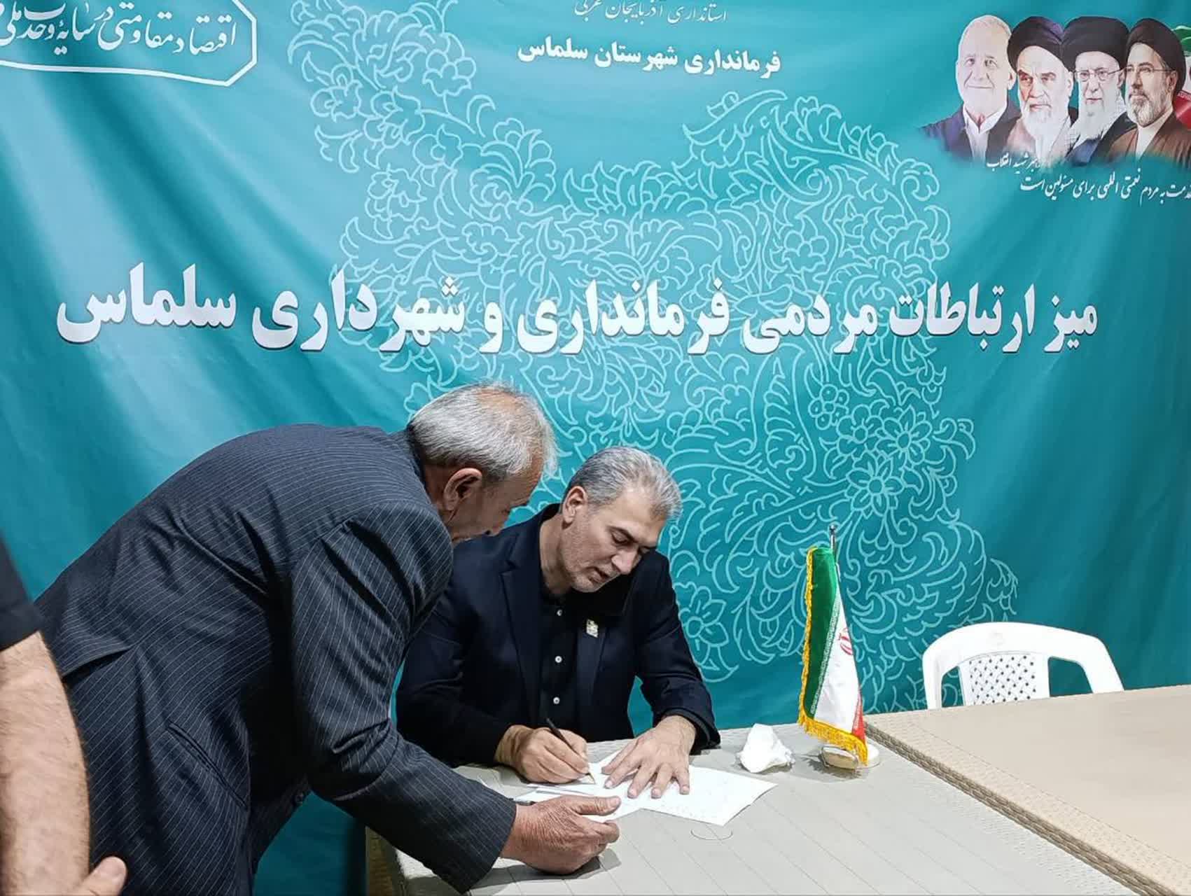 گزارش تصویری | صد و سیزدهمین شب مقاومت و ایستادگی مردم ایران 🔹 پنجاه و هشتمین روز برپایی میز ارتباطات مردمی دولت وفاق ملی با حضور علی علائی فرماندار شهرستان سلماس در خیابان امام (ره) برگزار شد.