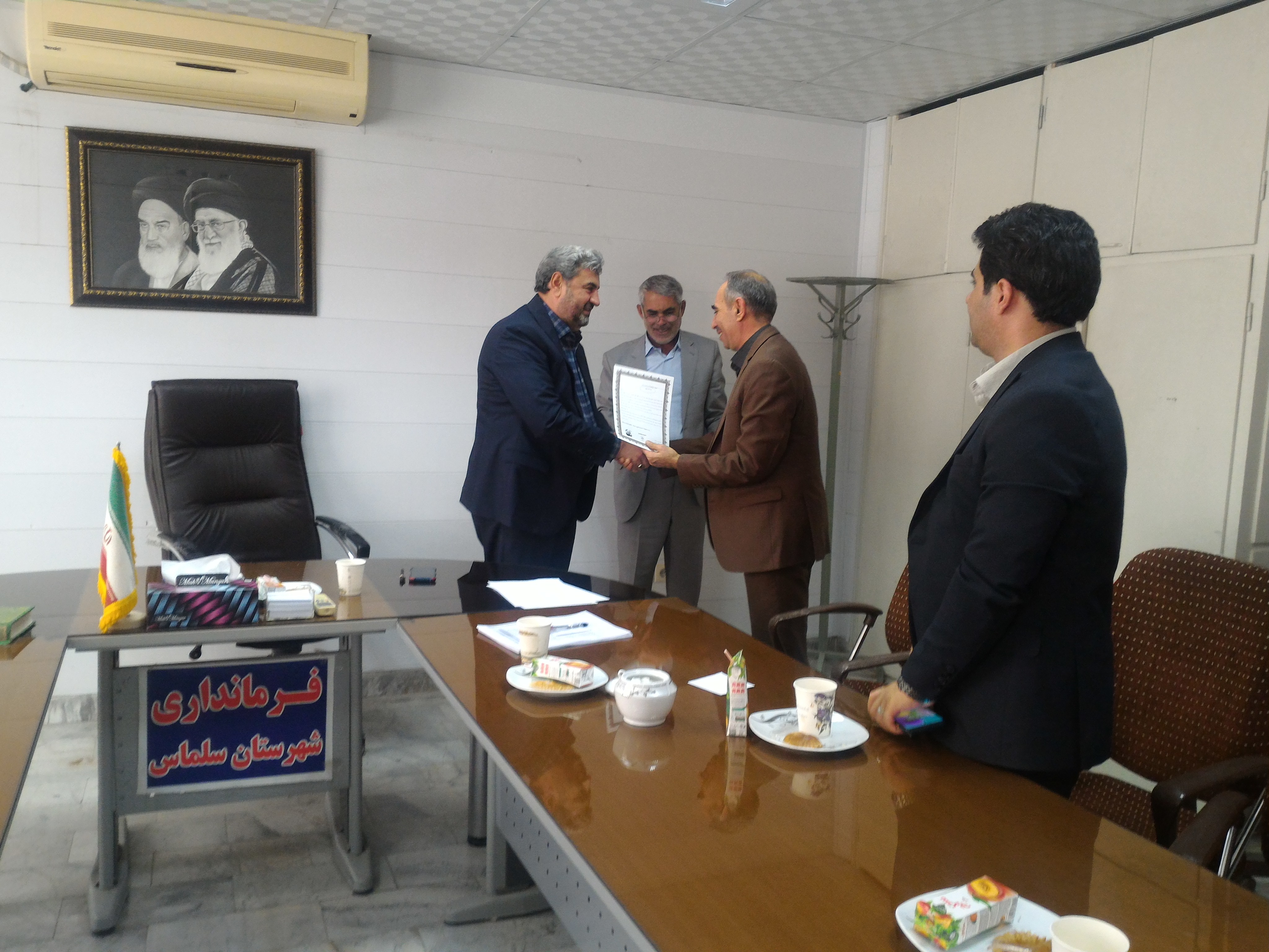 تجلیل از کارمندان ایثارگر فرمانداری
