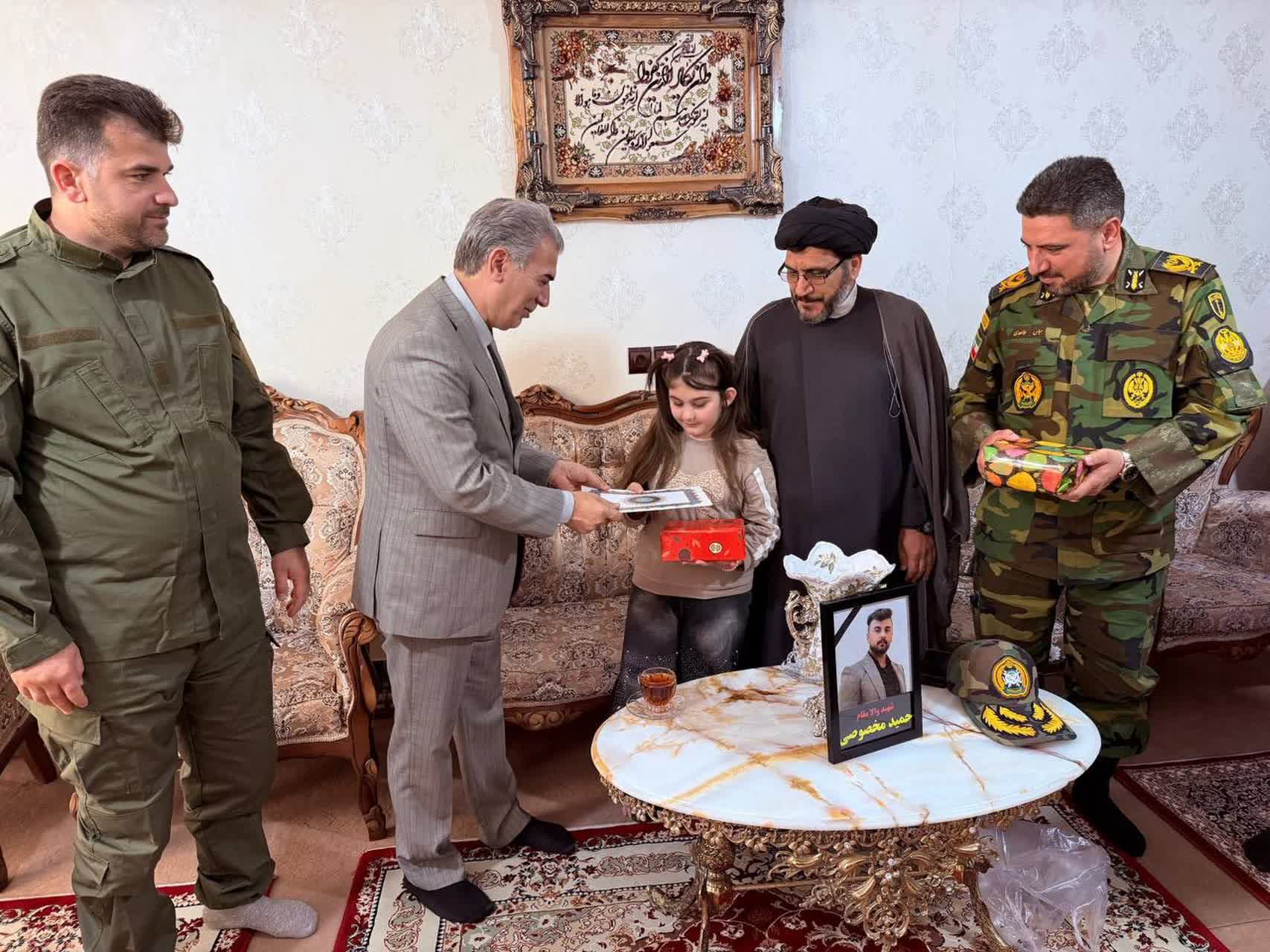 فرماندار شهرستان سلماس به همراه فرمانده تیپ 264 متحرک هجومی شهید علی عبدی ارتش جمهوری اسلامی ایران با خانواده شهید حمید مخصوصی دیدار کردند.