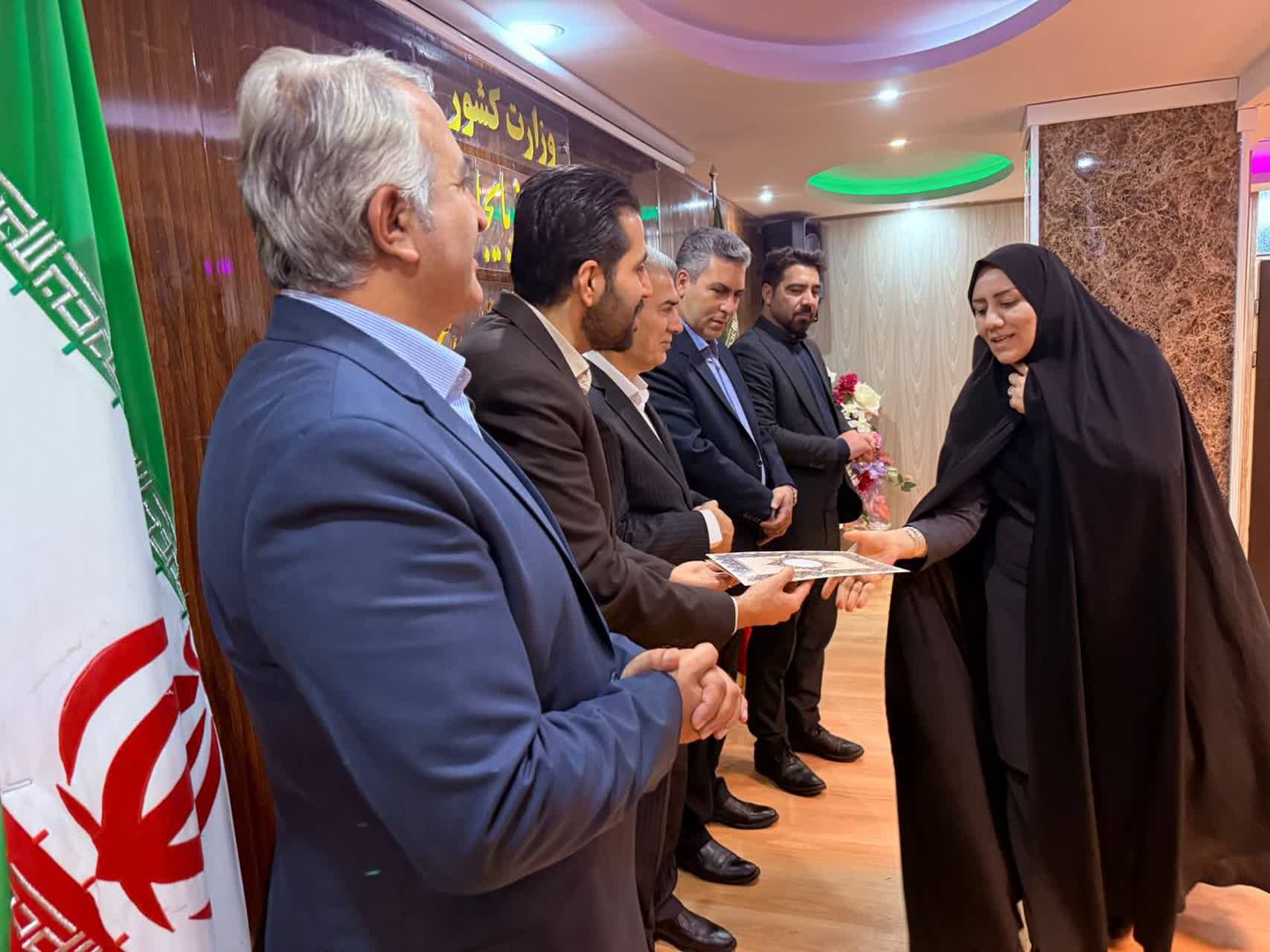 آیین تجلیل از بانوان شاغل در مجموعه وزارت کشور در شهرستان سلماس