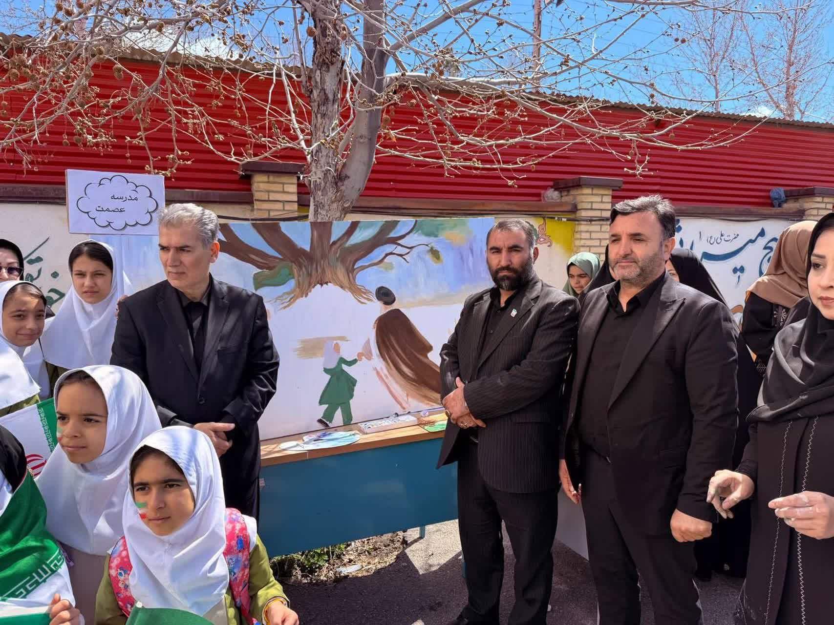 بازدید فرماندار سلماس از نمایشگاه نقاشی دانش‌آموزان