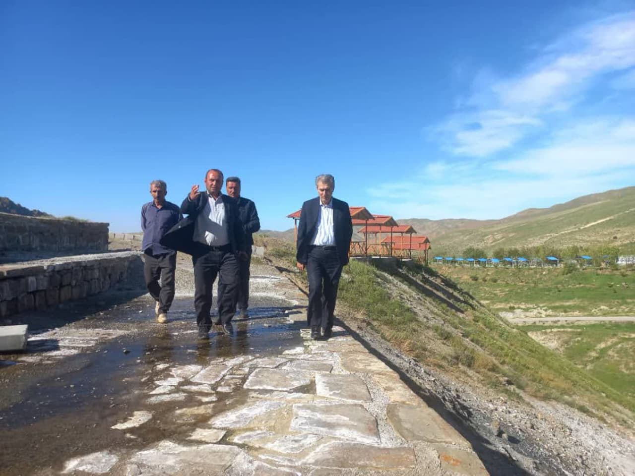 پیرو جلسه بررسی مشکلات مجتمع آبدرمانی و گردشگری روستای آبگرم در محل فرمانداری