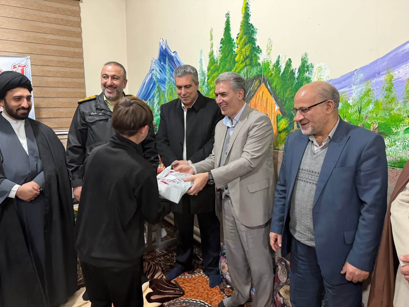 همنشینی یلدایی دانشآموزان ابوذر و آغاز توزیع 2000 بسته یلدایی در سلماس