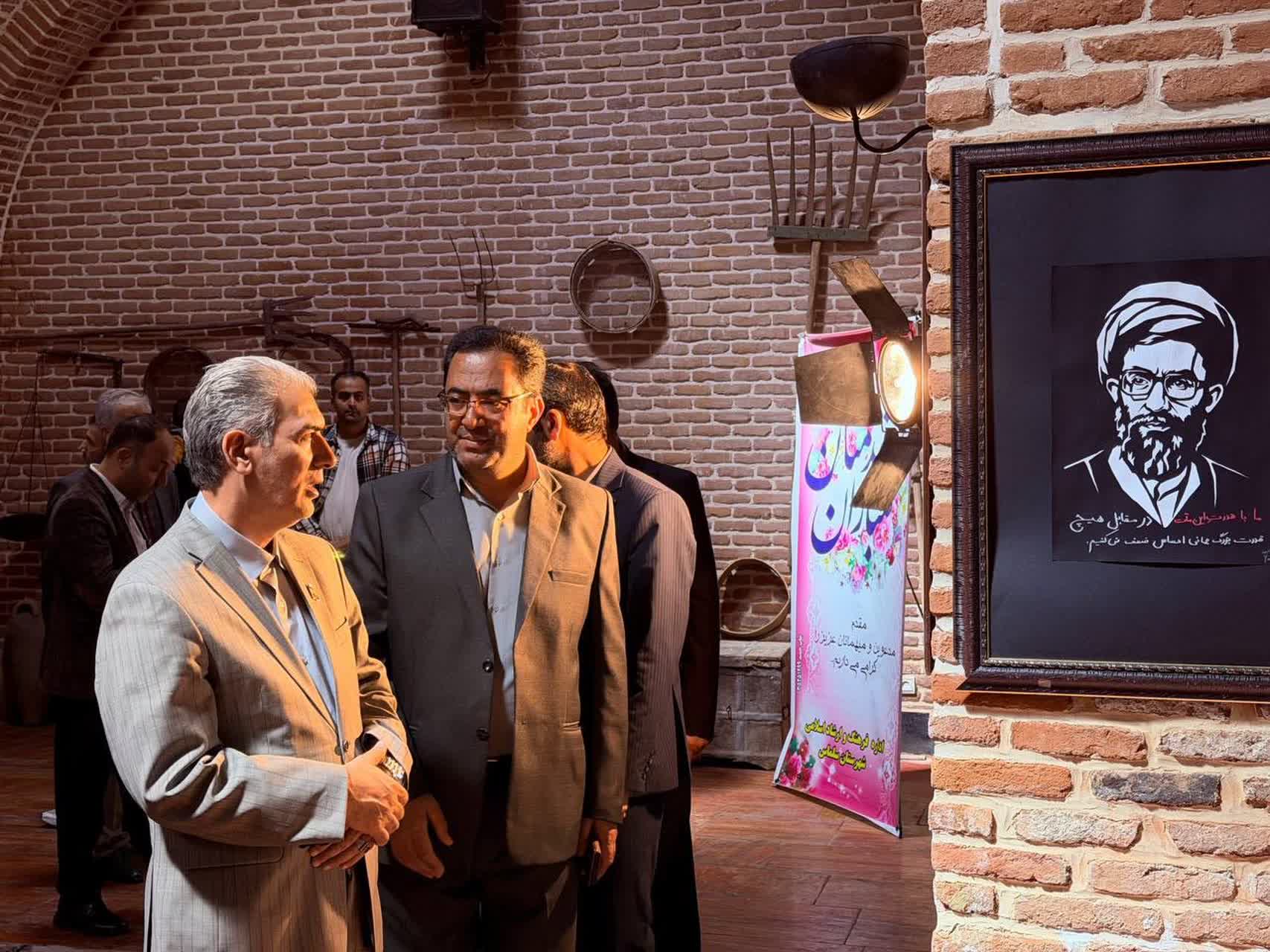 🔹نمایشگاه نقاشی با حضور فرماندار شهرستان سلماس در محل حمام تاریخی شیخ سلماس افتتاح شد.