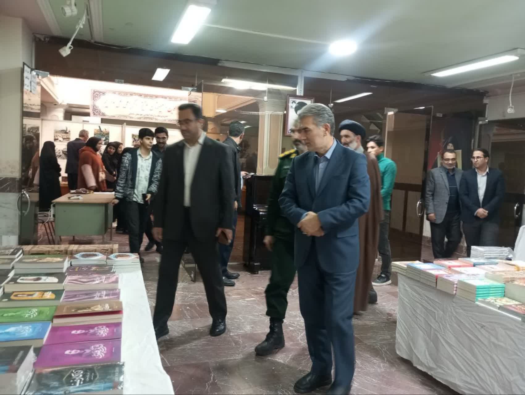 📚 افتتاح نمایشگاه کتاب به مناسبت هفته کتاب جمهوری اسلامی ایران در سلماس