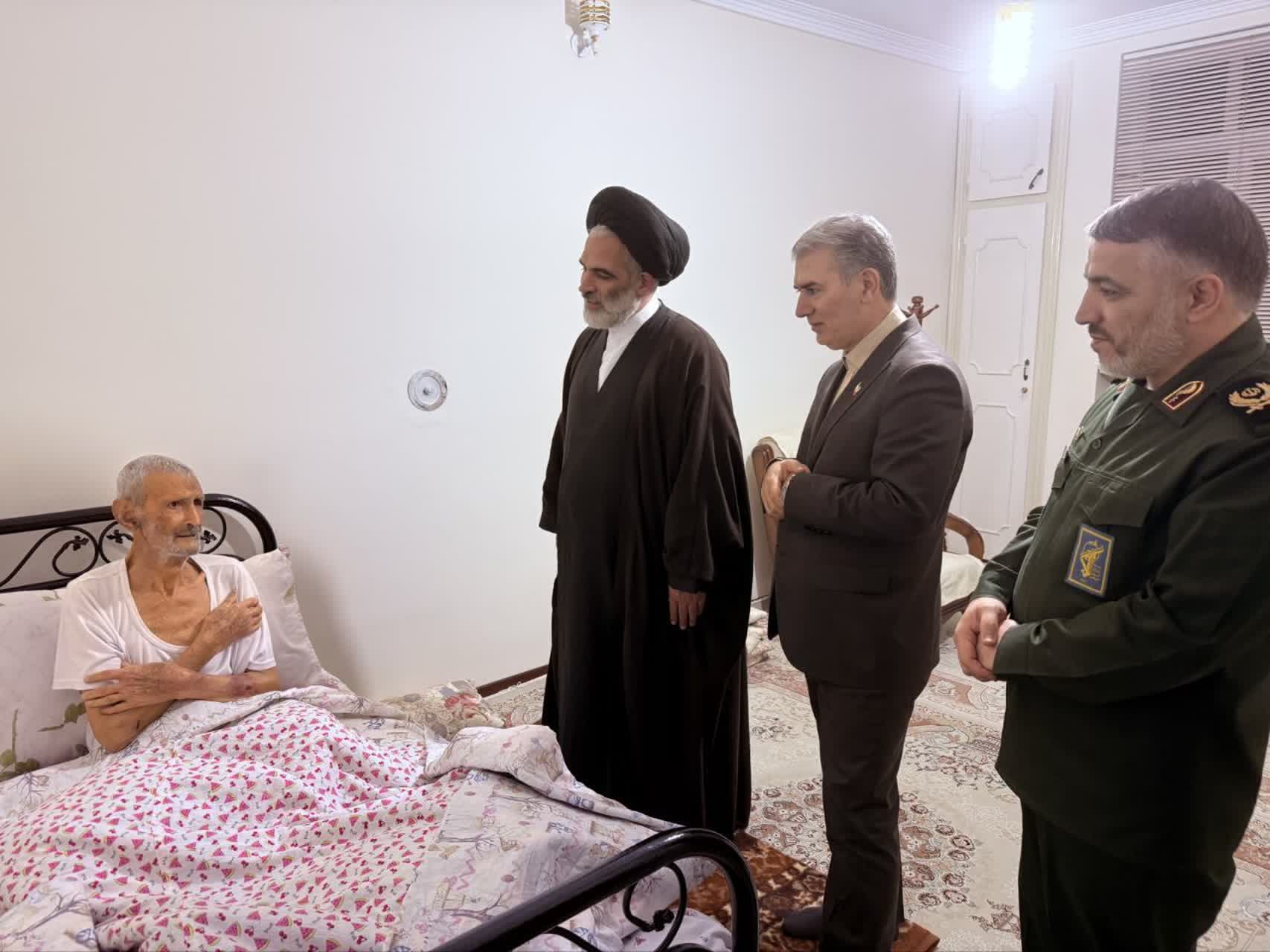 تجلیل مسئولان سلماس از والدین معزز شهید «علی بابا»