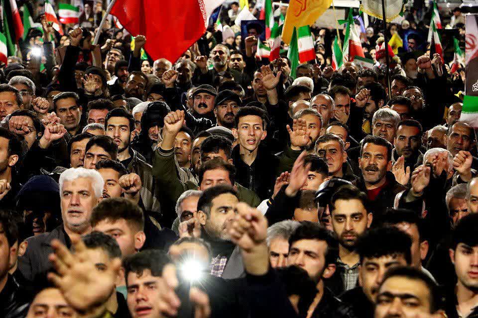 🇮🇷اجتماع میثاق با امام شهید امت و بیعت با سومین رهبر انقلاب و آئین وداع با هفتمین شهید سلماس در بیست و سومین شب مقاومت.