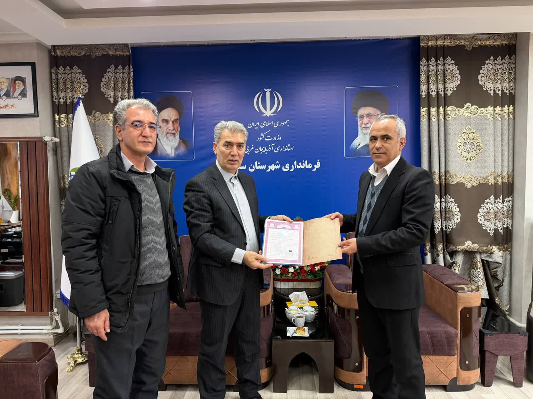 آیین تحویل اسناد رسمی ساختمان دانشگاه پیام نور شهرستان سلماس با حضور فرماندار، رئیس اداره ثبت اسناد و املاک و رییس دانشگاه پیام نور شهرستان برگزار شد و به این ترتیب یکی از مهم‌ترین موانع حقوقی این پرو