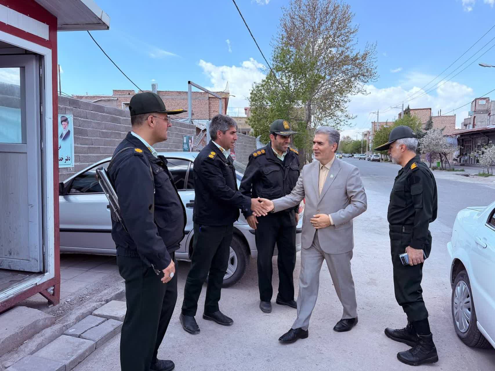 فرماندار و رئیس شورای تأمین شهرستان سلماس به همراه فرمانده انتظامی این شهرستان از مقرهای سیار انتظامی بازدید کردند.