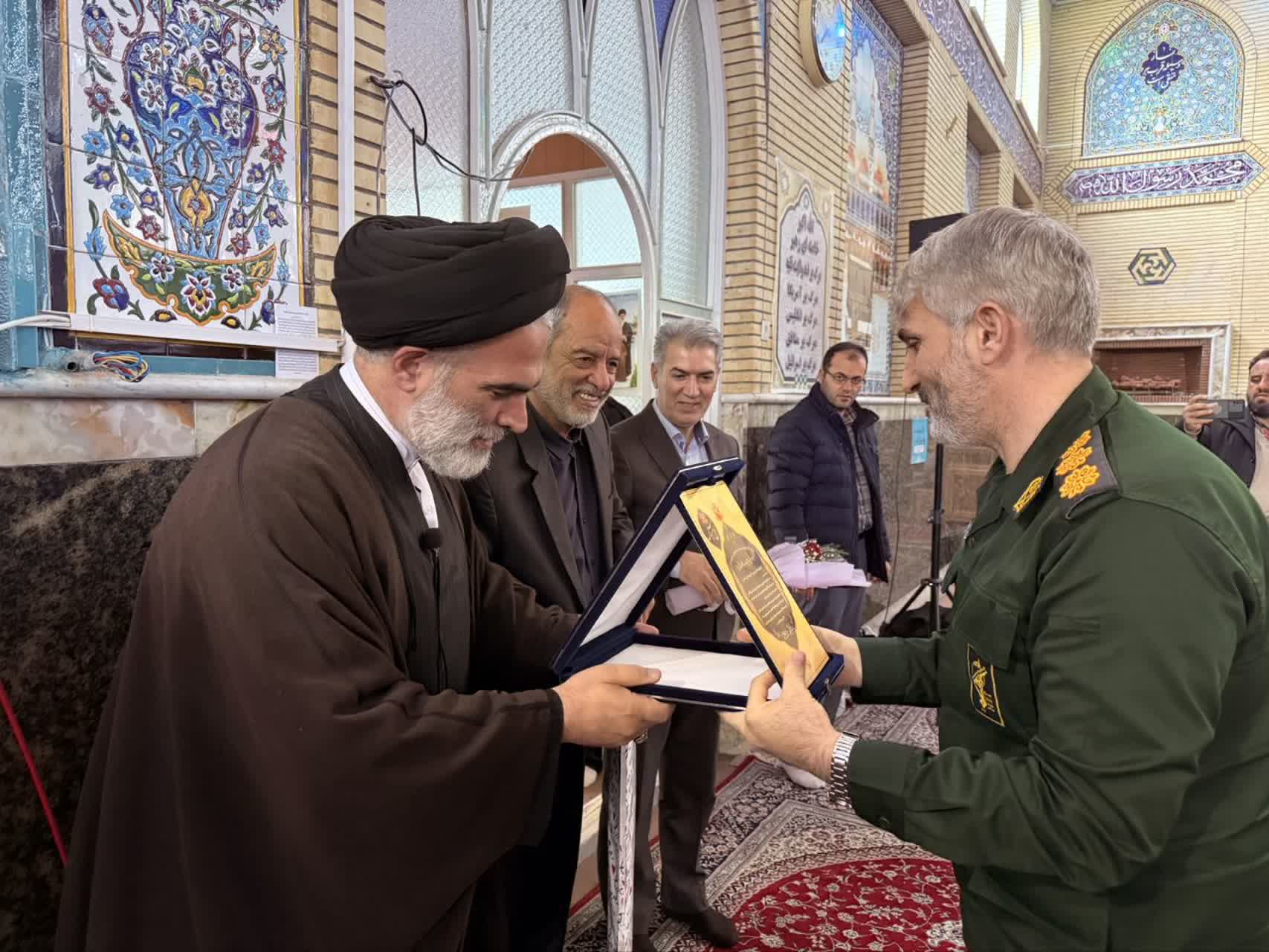 تجلیل از فرماندار و اعضای شورای تأمین شهرستان سلماس در آیین عبادی سیاسی نماز جمعه