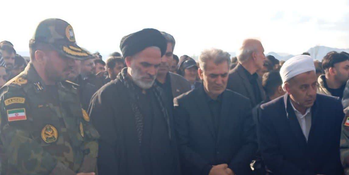 🏴 حضور فرماندار شهرستان سلماس در کنار سایر مسئولین و مردم منطقه در مراسم تشییع و دفن پیکر مطهر سرباز رشید ارتش اسلام ، شهید یعقوب صمدی