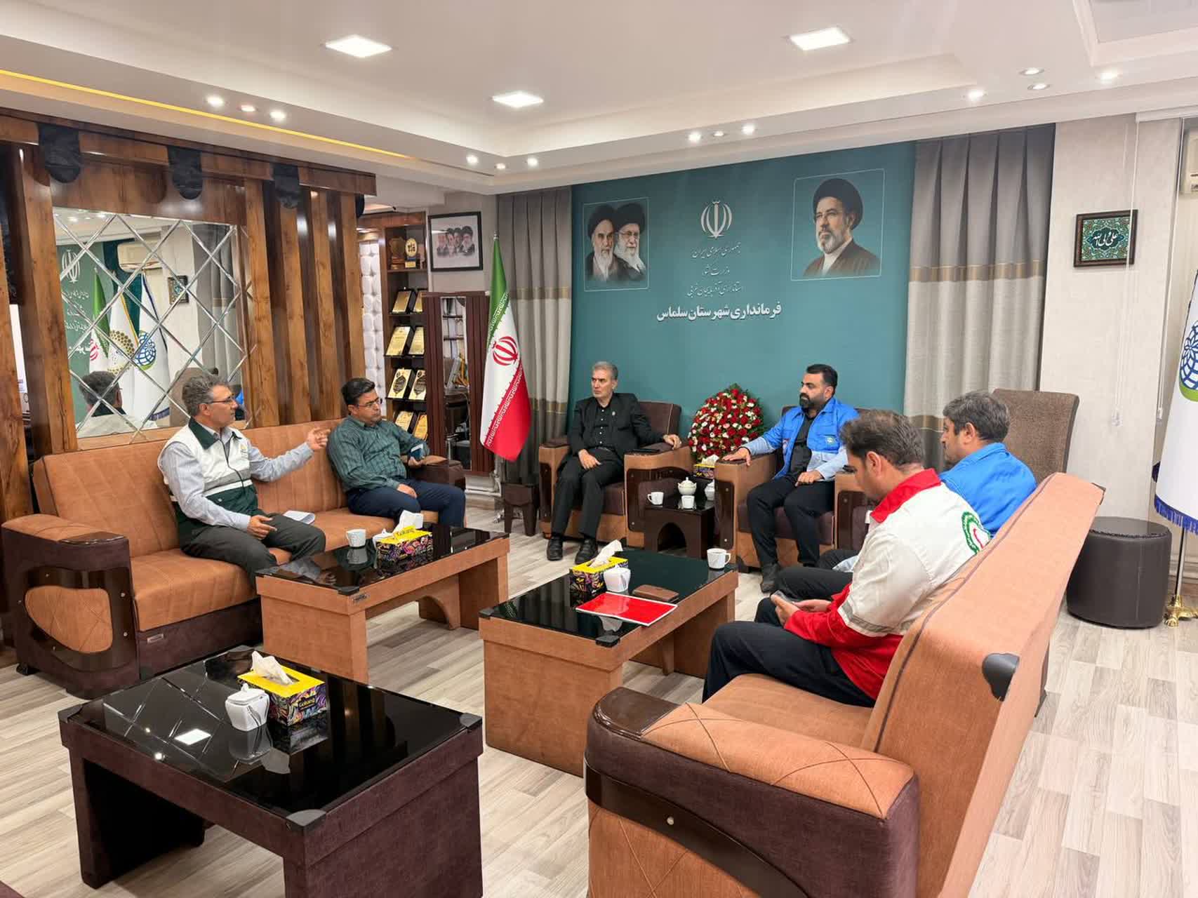 مدیرکل مدیریت بحران استانداری آذربایجانغربی با فرماندار سلماس دیدار کرد 🔹مدیرکل مدیریت بحران استانداری آذربایجانغربی با حضور در فرمانداری سلماس، آخرین وضعیت مناطق آسیبدیده از بارندگیها و سیلاب ا