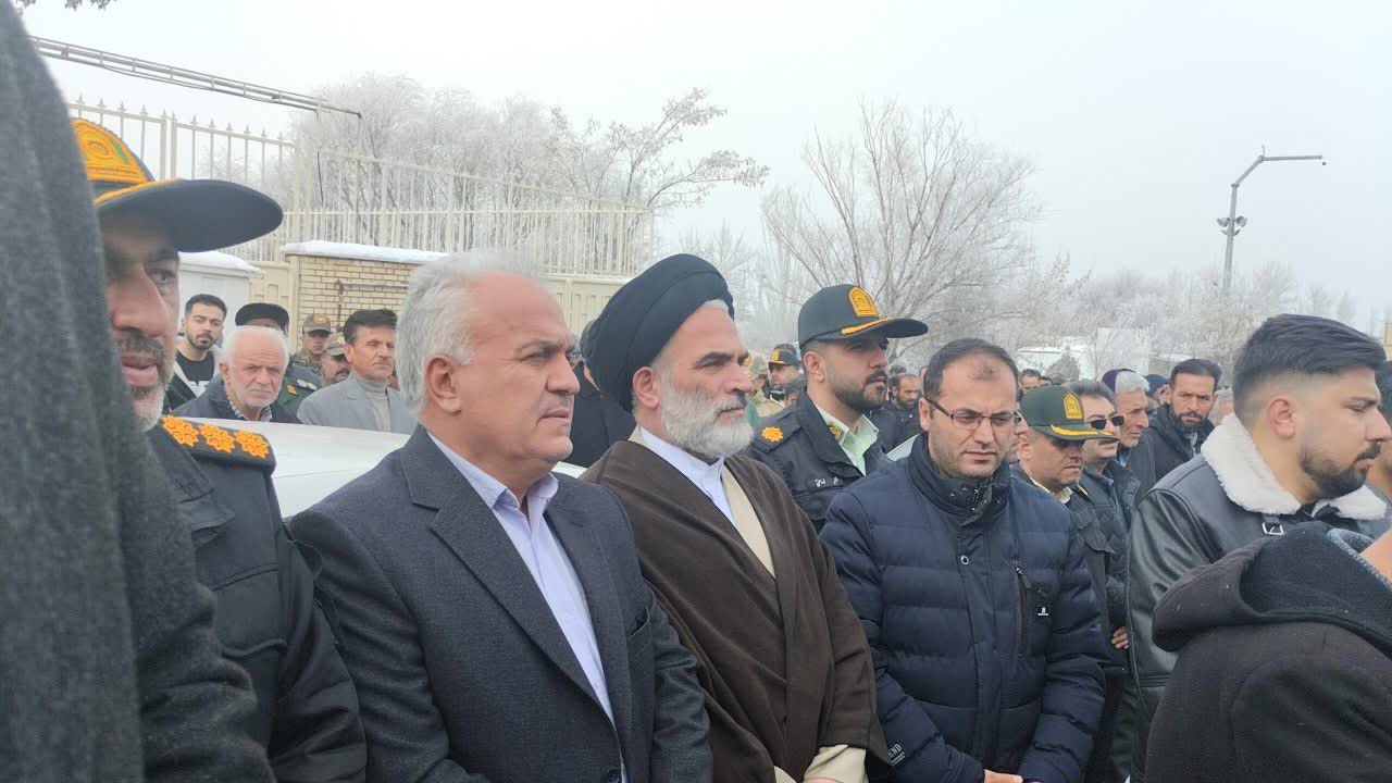 حضور فرماندار، امام جمعه و مسئولان شهرستان سلماس در مراسم خاکسپاری والده فرمانده انتظامی سلماس