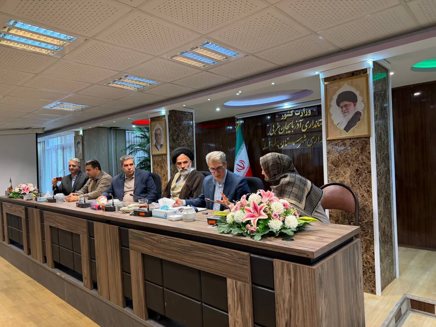 خدمت بی منت به مردم نعمت الهی برای مسئولان کشور هست.مقام معظم رهبری(مدظله العالی)