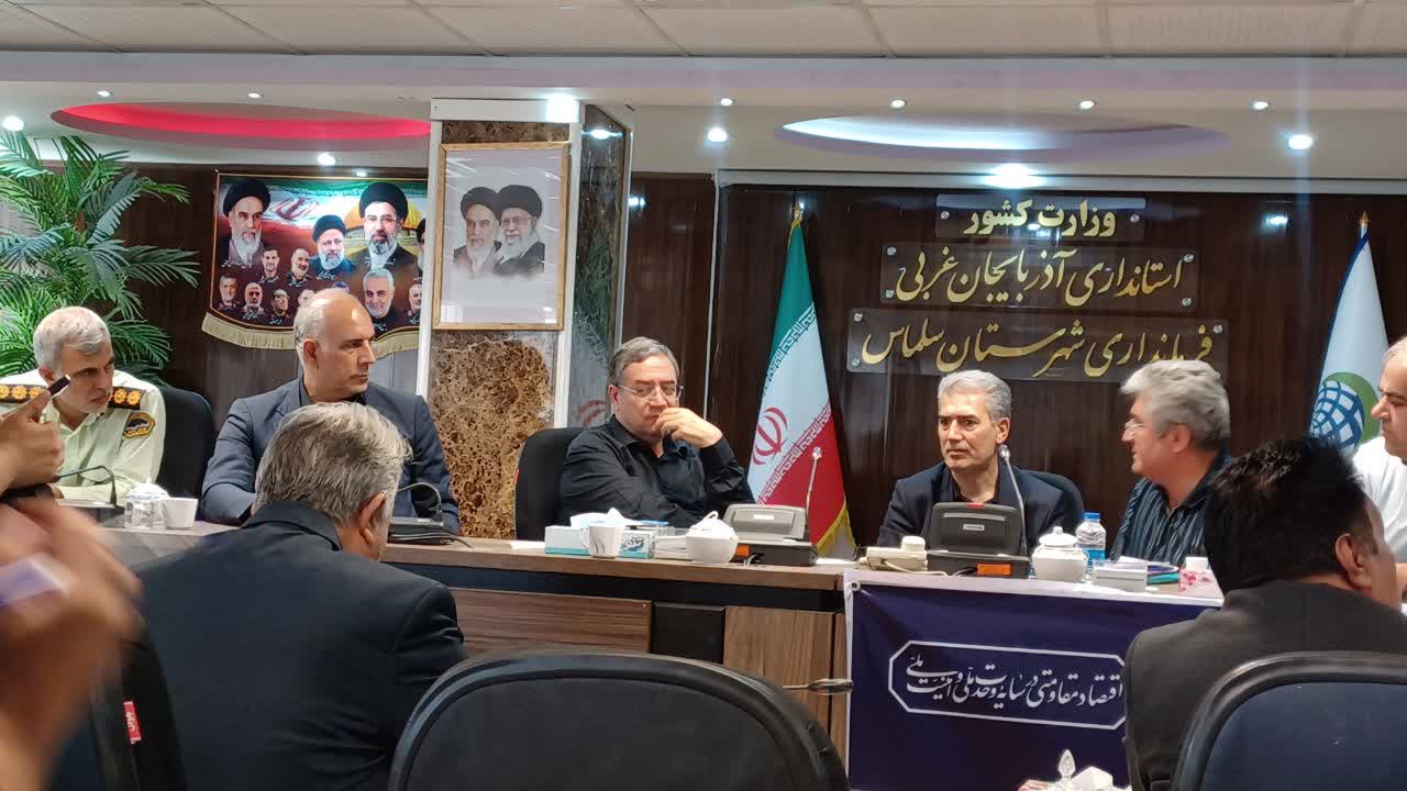 استاندار آذربایجانغربی در سلماس پای صحبتهای مردم نشست