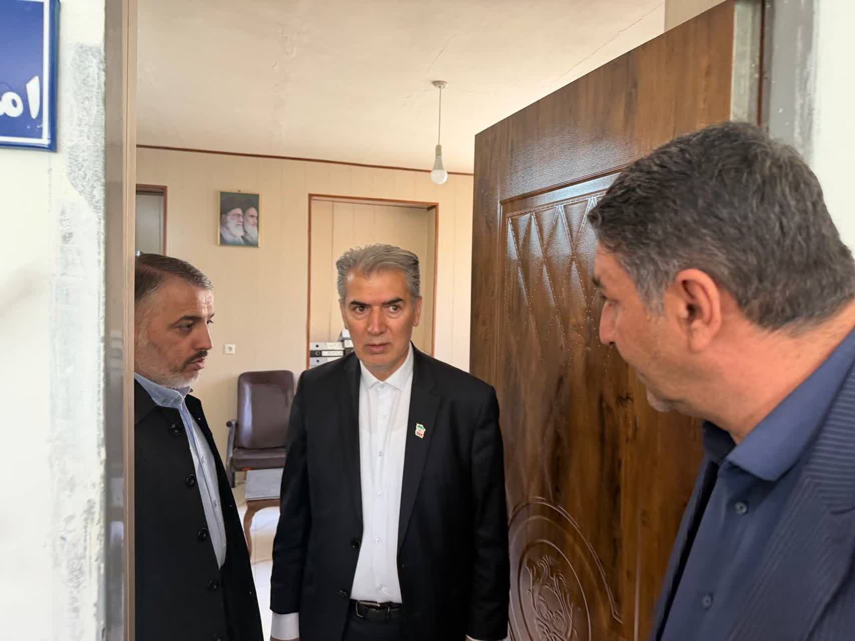 فرماندار شهرستان سلماس در نخستین ساعات کاری امروز به‌صورت سرزده از ادارات شبکه دامپزشکی و امور عشایری این شهرستان بازدید کرد.