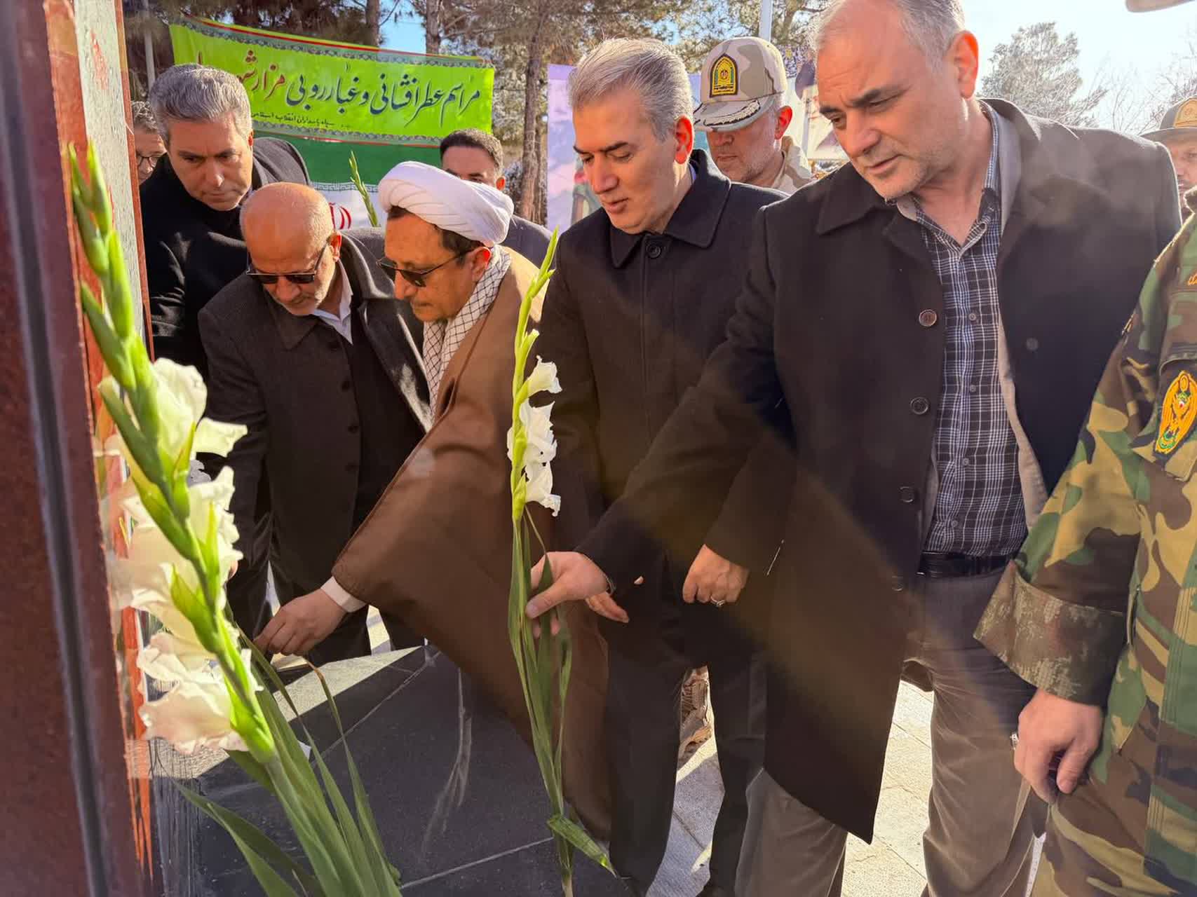 🇮🇷چهل و هفتمین فجر پیروزی🇮🇷  🔹آیین عطر‌افشانی و غبارروبی مزار مطهر شهدا به مناسبت گرامیداشت دهه مبارک فجر با حضور معاون امنیتی استاندار آذربایجان غربی،فرماندار، اعضای شورای تأمین و جمعی از مدیران