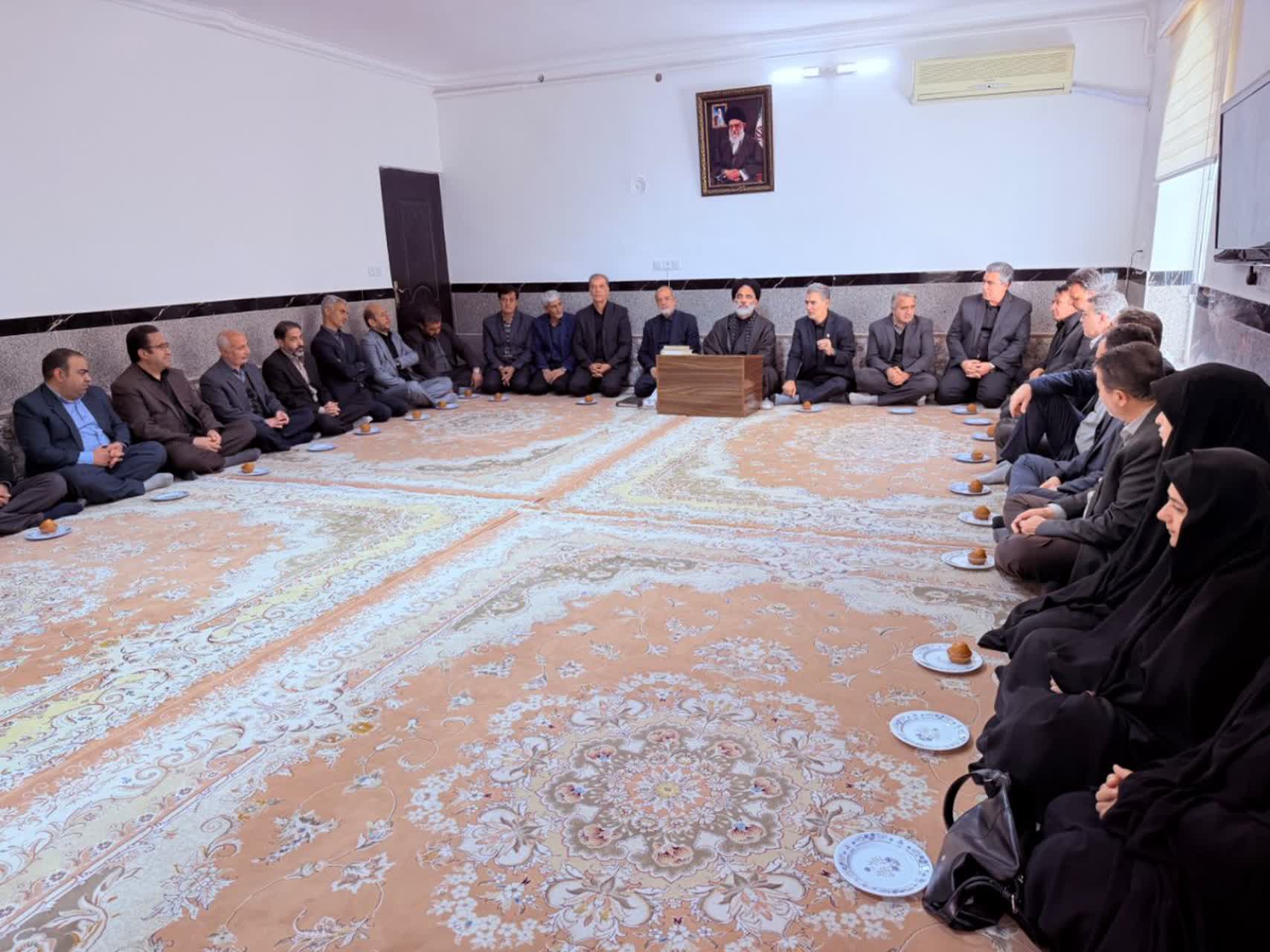 دیدار فرماندار، نماینده مردم سلماس در مجلس شورای اسلامی و اعضای شورای اداری با نماینده ولی‌فقیه و امام جمعه سلماس برگزار شد.