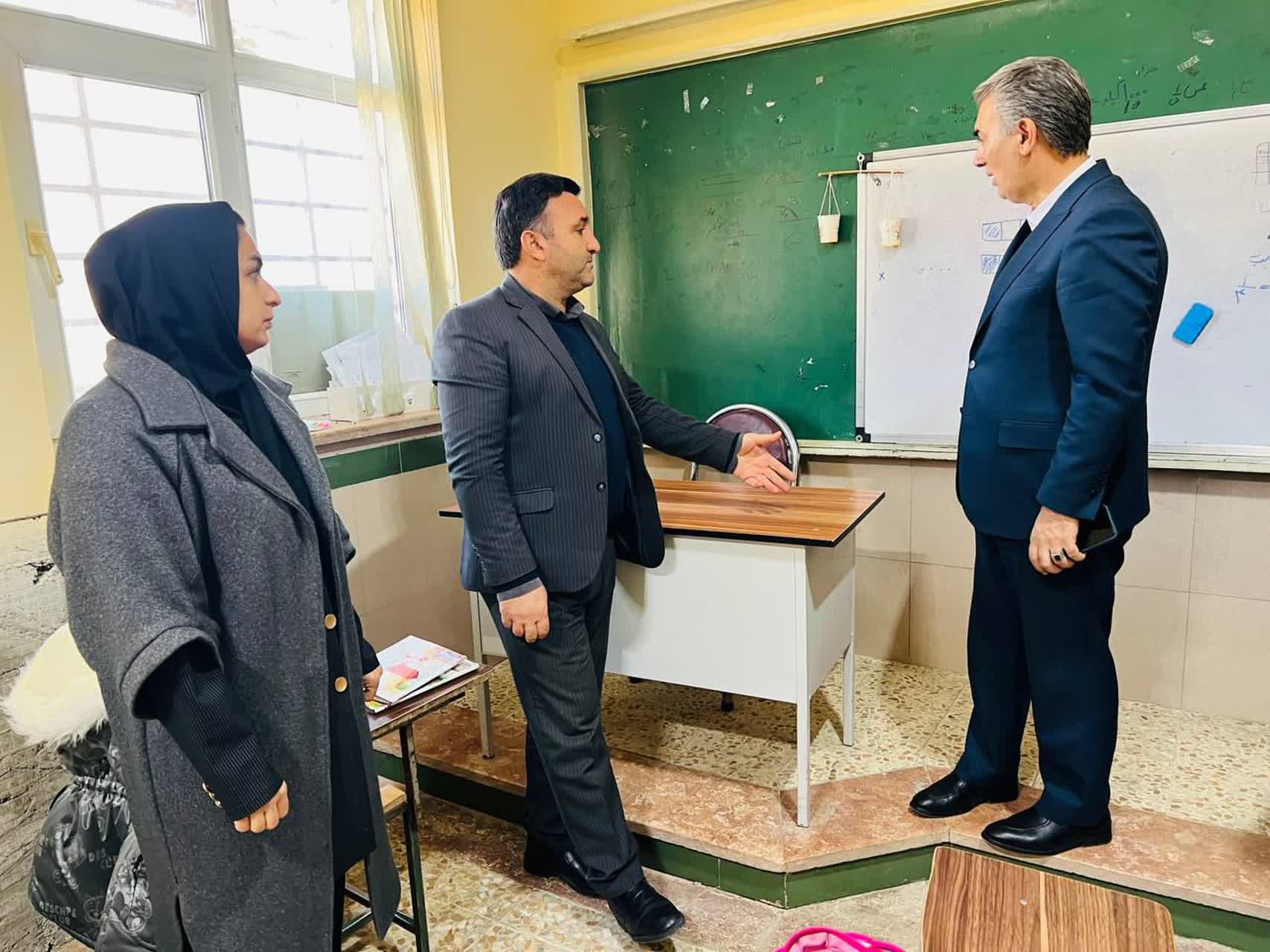 ⭕️ بازدید فرماندار سلماس از مدرسه ششکلاسه روستای حمزهکندی و دستور برای رفع مشکلات زیرساختی