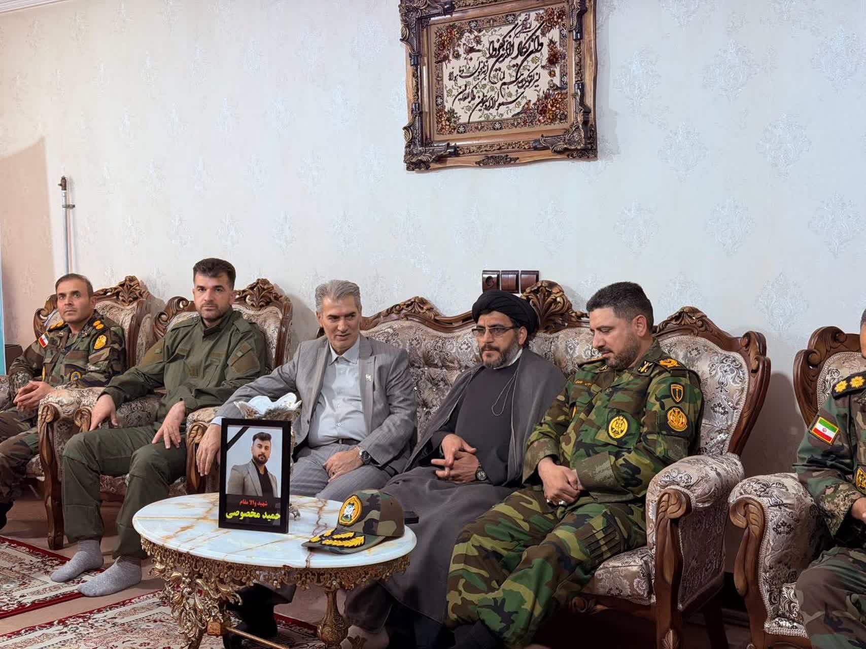 فرماندار شهرستان سلماس به همراه فرمانده تیپ 264 متحرک هجومی شهید علی عبدی ارتش جمهوری اسلامی ایران با خانواده شهید حمید مخصوصی دیدار کردند.