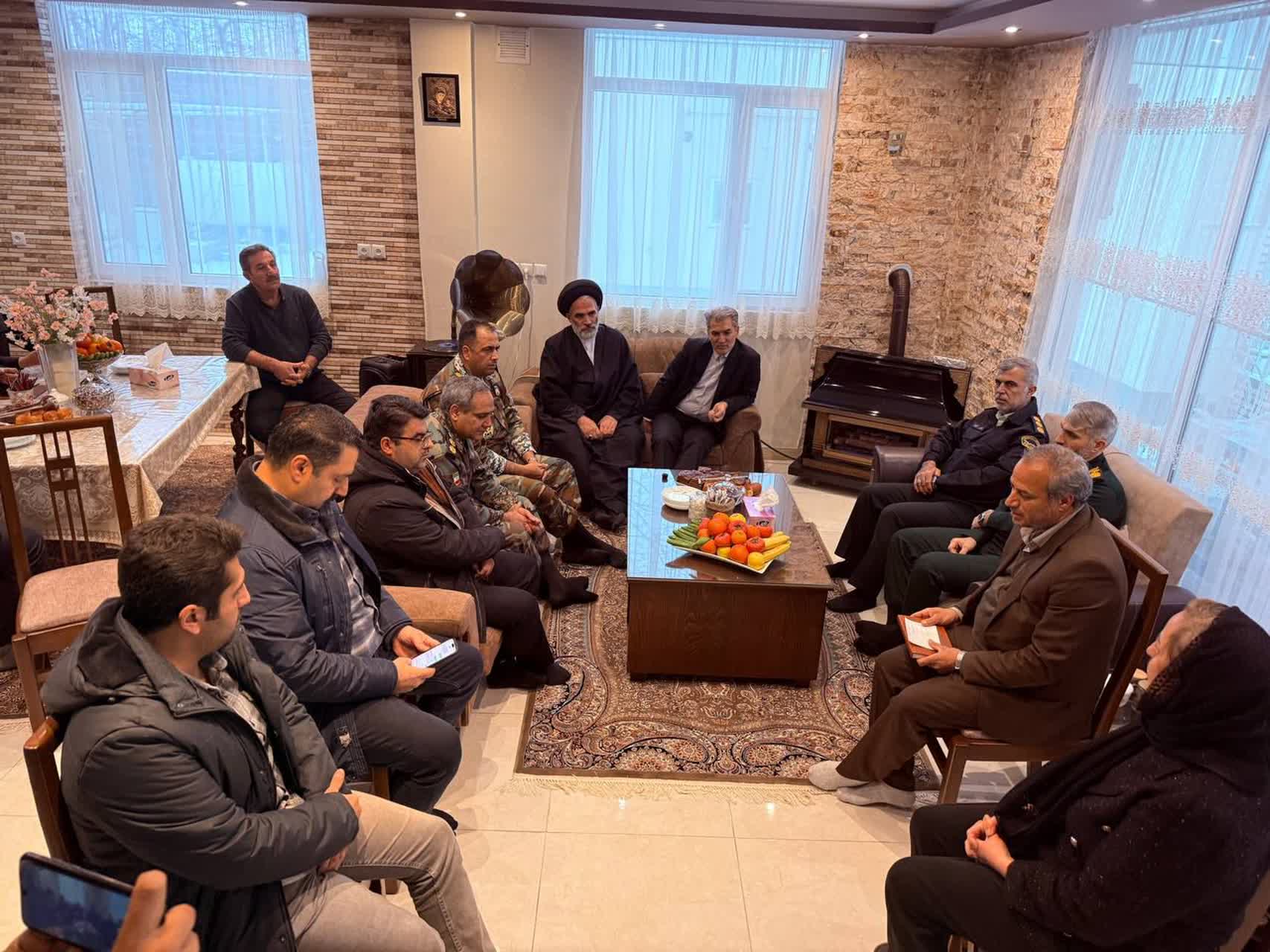 دیدار فرماندار شهرستان سلماس با خانواده جانباز سرافراز مسیحی در آستانه سال نو میلادی