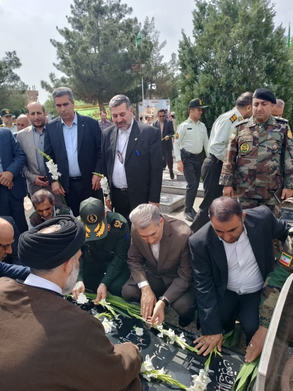 🌷همزمان با سالروز حماسه آزادسازی خرمشهرمزار شهدای سلماس عطرافشانی شد