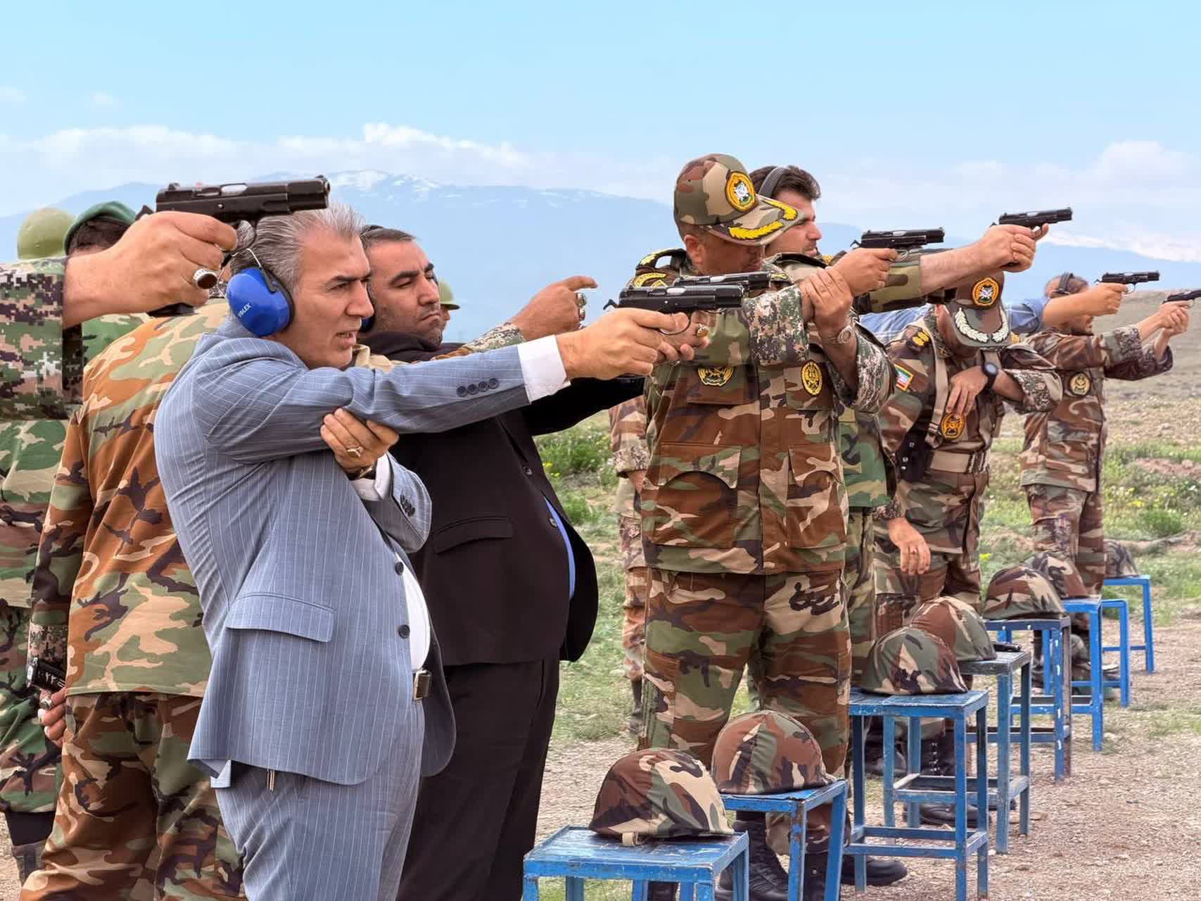 حضور فرماندار و رییس شورای تأمین شهرستان سلماس در یکی از پادگان‌های ارتش جمهوری اسلامی در سلماس