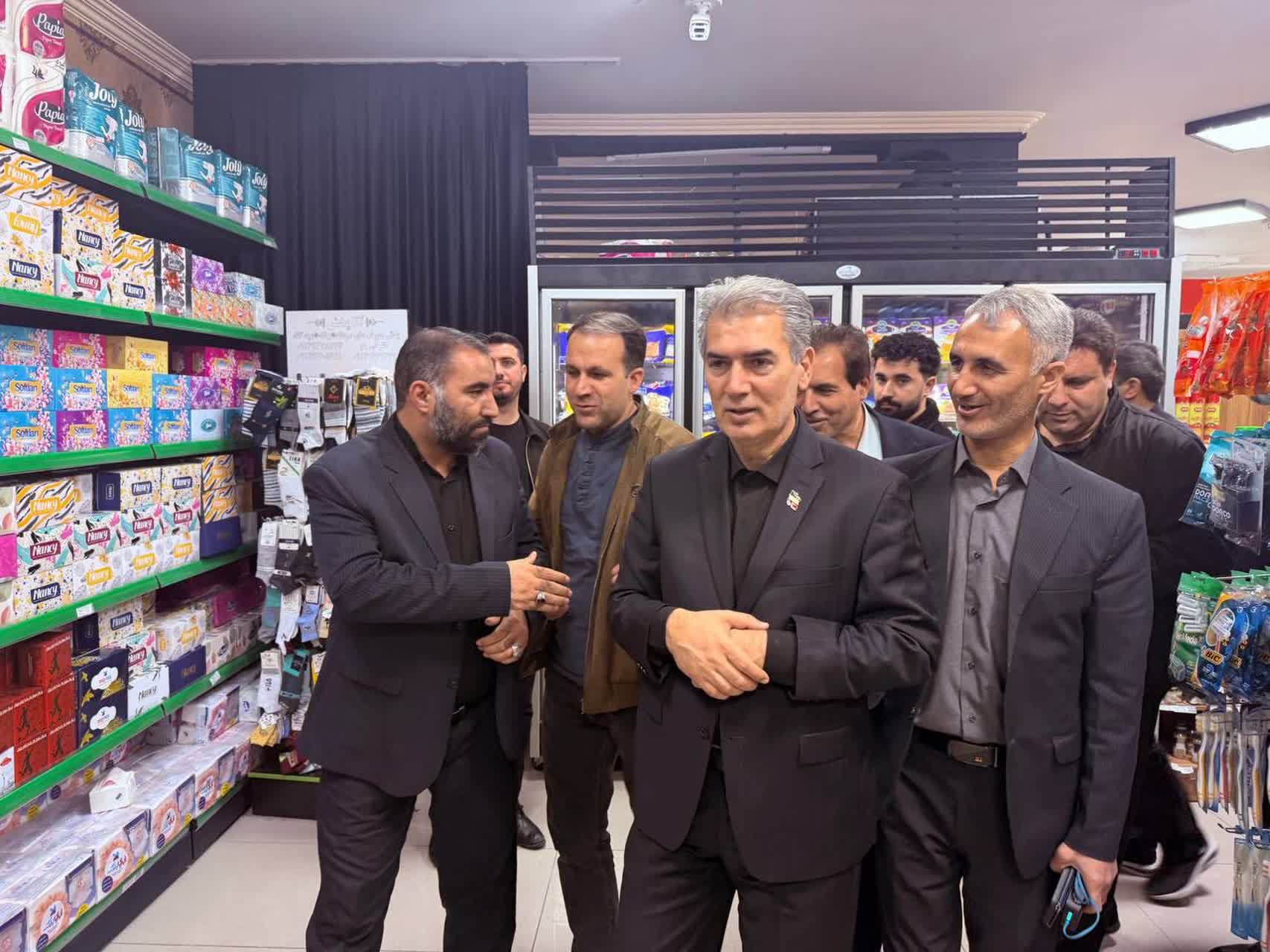 بازدید فرماندار و دادستان سلماس از بازار؛ برخورد با متخلفان و تقدیر از کسبه منصف