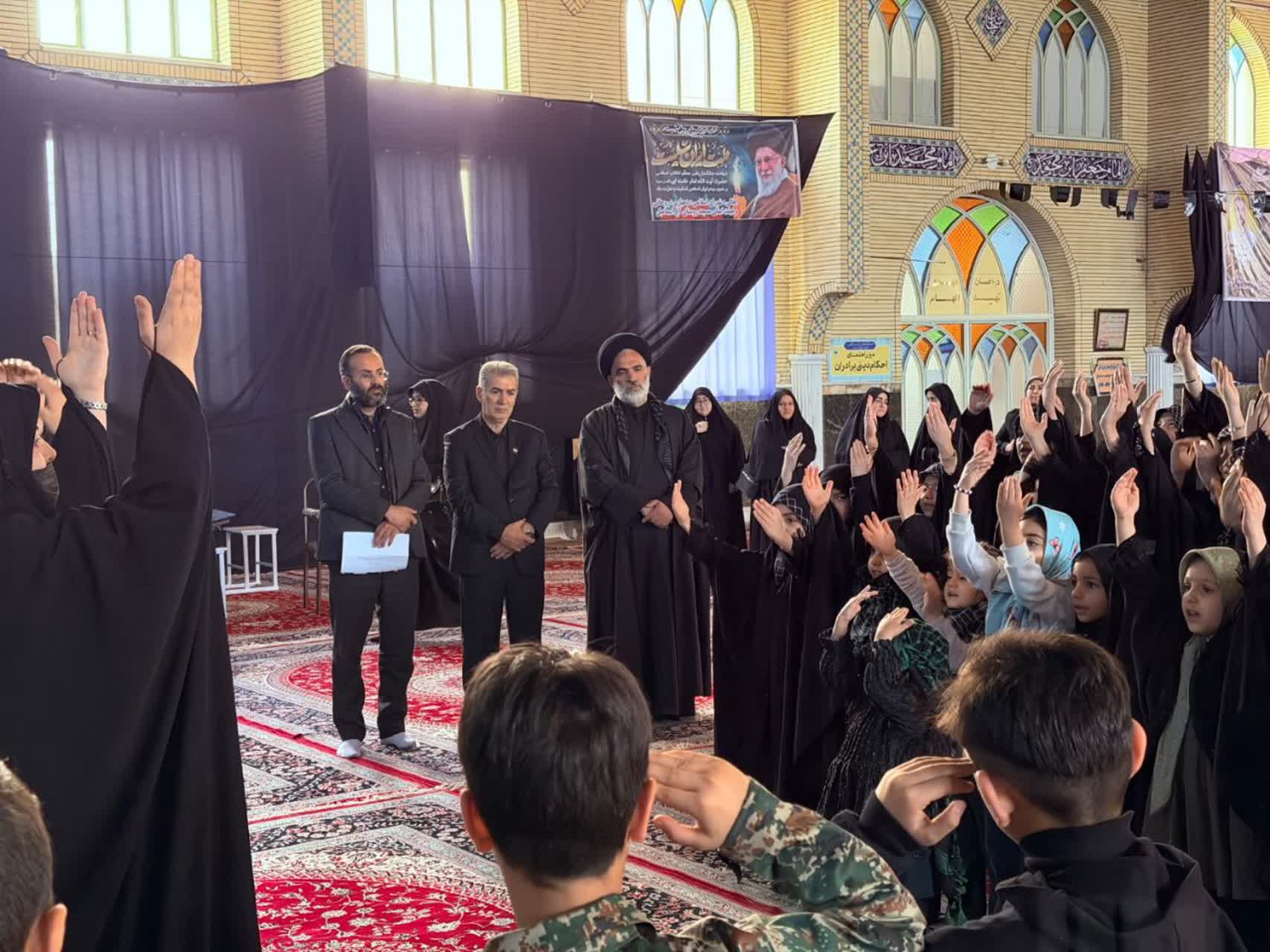 حجت‌الاسلام والمسلمین طباطبایی امام جمعه و علائی فرماندار شهرستان سلماس با حضور در محل تمرین گروه‌های سرود شهرستان از نزدیک در جریان روند فعالیت این گروه‌ها قرار گرفتند و با اعضای آن‌ها دیدار و گفت‌وگ