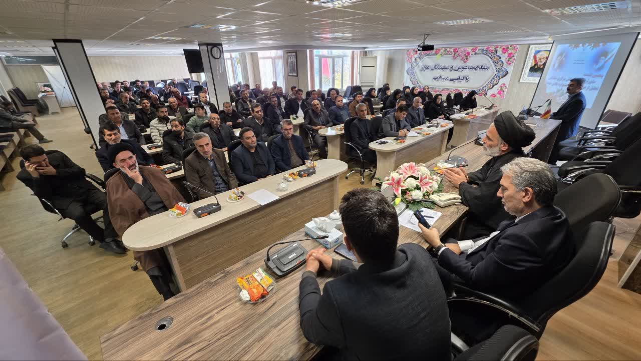 نشست مشورتی دهیاران بخش مرکزی سلماس و تجلیل از عوامل اجرایی جشنواره «طلای خندان»