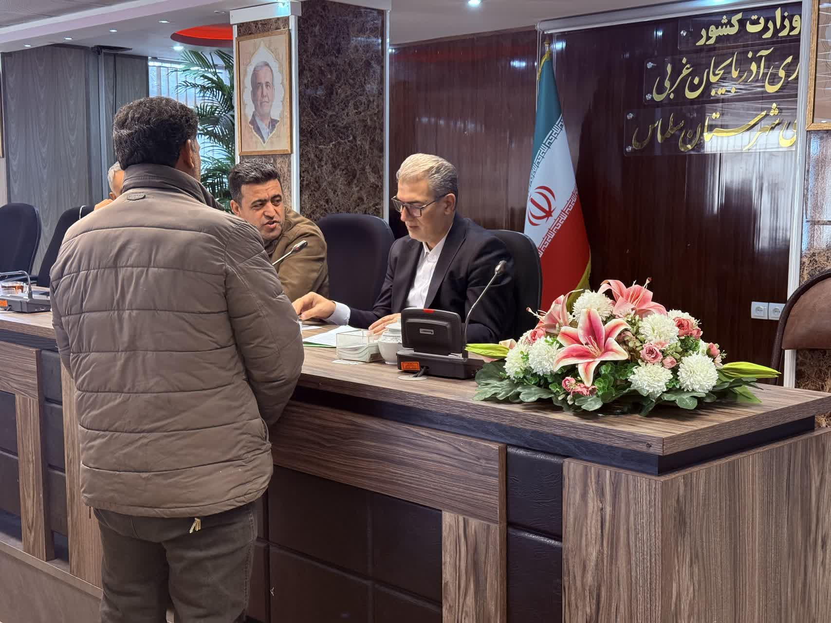 تعطیلی ادارات، مانع خدمت نشد؛ تداوم ملاقات‌های مردمی فرماندار سلماس ‌