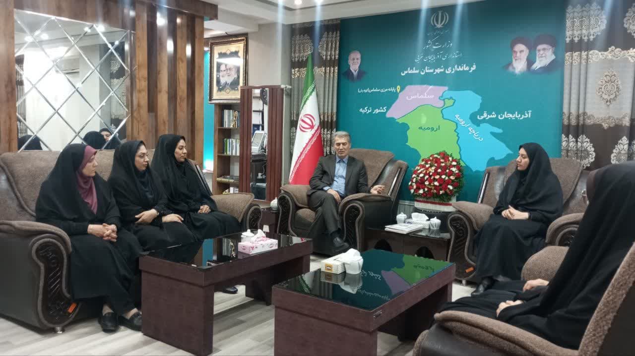 تجلیل فرماندار سلماس از بانوان شاغل در فرمانداری به مناسبت روز عفاف و حجاب