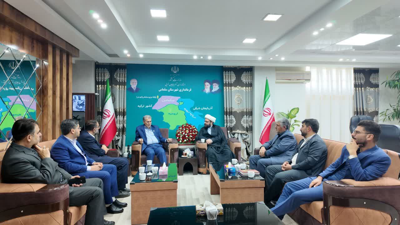 دیدار رئیس تبلیغات اسلامی و جمعی از مداحان اهل بیت با فرماندار سلماس