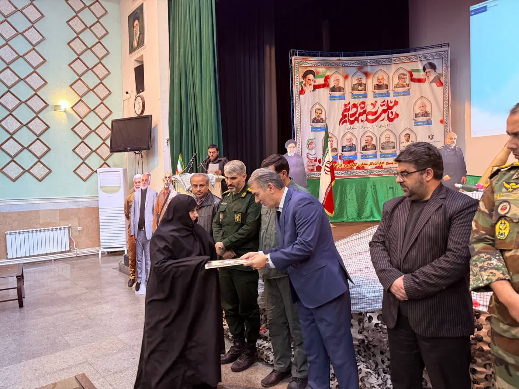 مراسم گرامیداشت سالگرد شهادت سردار سپهبد شهید حاج قاسم سلیمانی با حضور فرماندار سلماس و جمعی از مسئولان شهرستانی، در سالن اجتماعات اداره فرهنگ و ارشاد اسلامی برگزار شد.