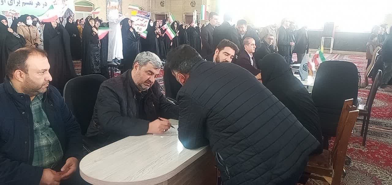 برگزاری میز ارتباطات مردمی فرمانداری سلماس در مصلی امام خمینی (ره) شهرستان سلماس